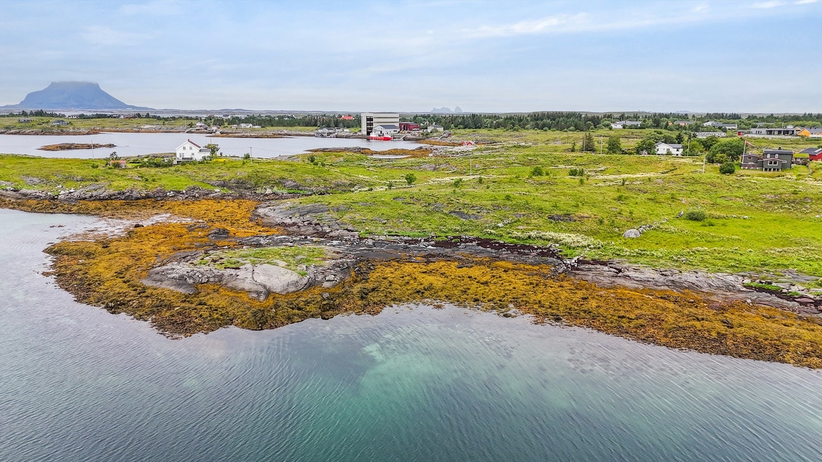 Eiendommen består av to tomter; selve fritidsboligtomten på 1 196,1 m2 (gnr 12 bnr 115) og ei ubebygd nausttomt met et steinkai på 2 516 m2 (gnr 12 bnr 255). Galleribilde