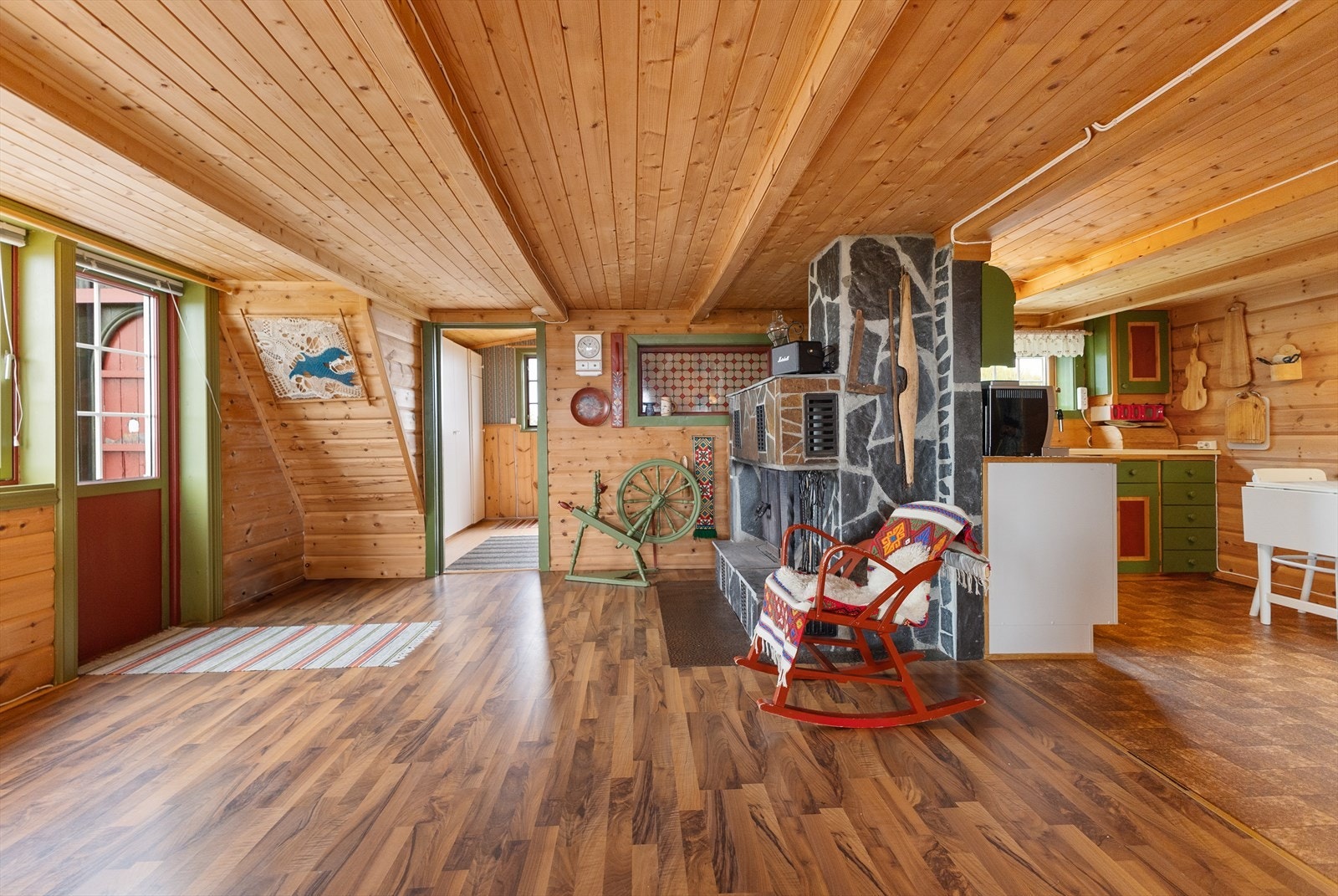 Stue, deler av gang og kjøkken. Galleribilde