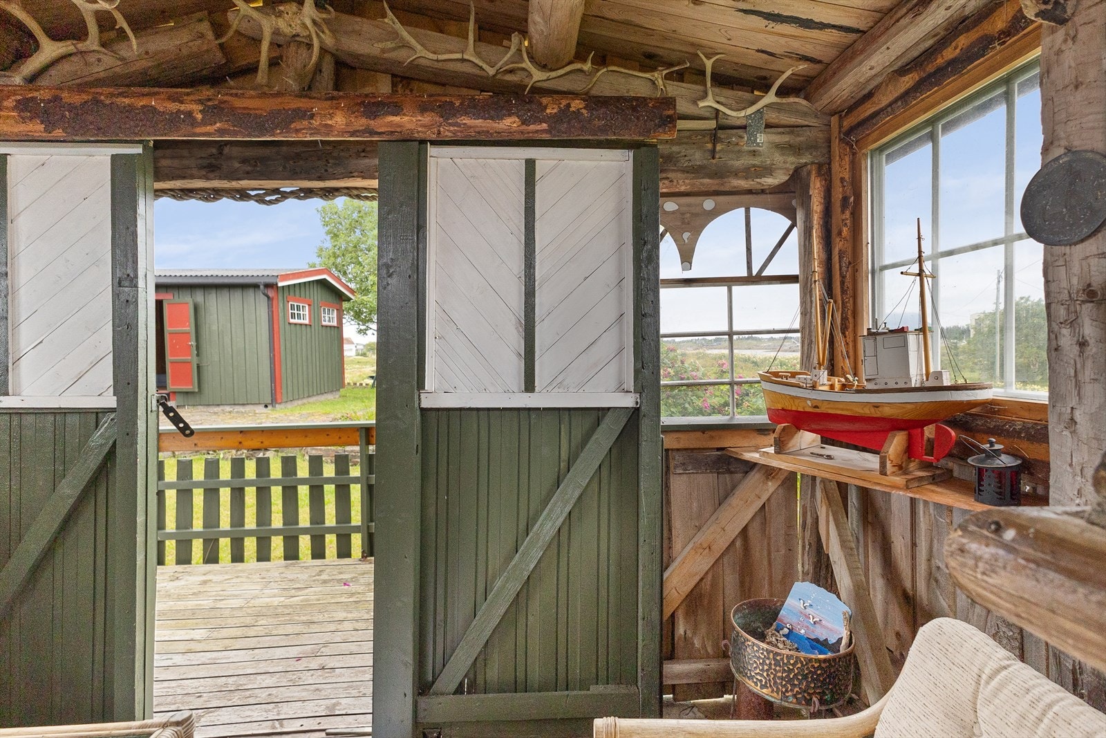 Grillstue m/ plassbygd peis og terrasseplatt på ca. 13 m2 Galleribilde