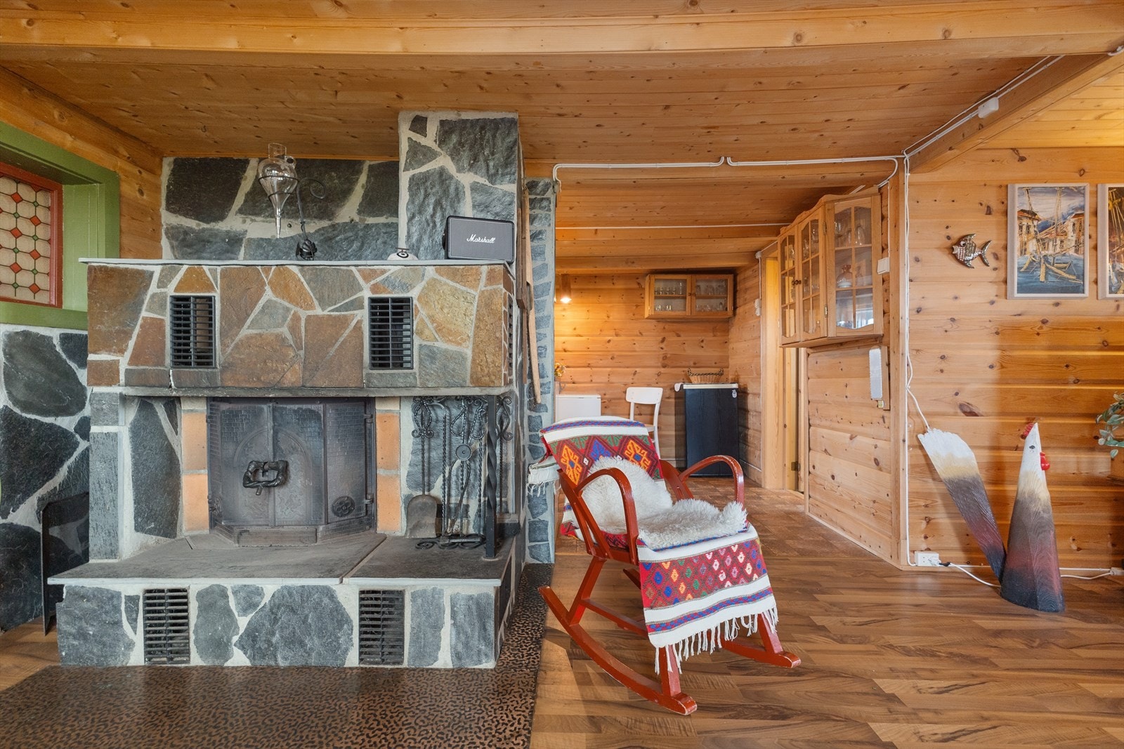 Stor peis som er fint rammet inn med stein. Galleribilde