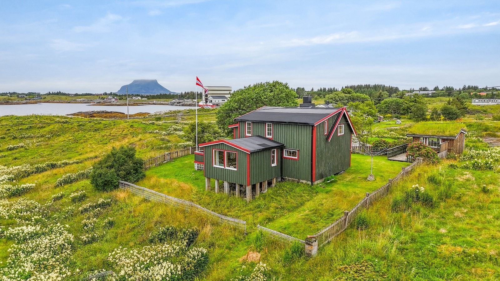 Fritidsbolig (opprinnelig enebolig fra ca. 1924), senere påbygd i flere etapper med takoppløft, tilbygg mot nordvest i ca. 1990 (stue) og mot sørøst i ca. 2001. Galleribilde