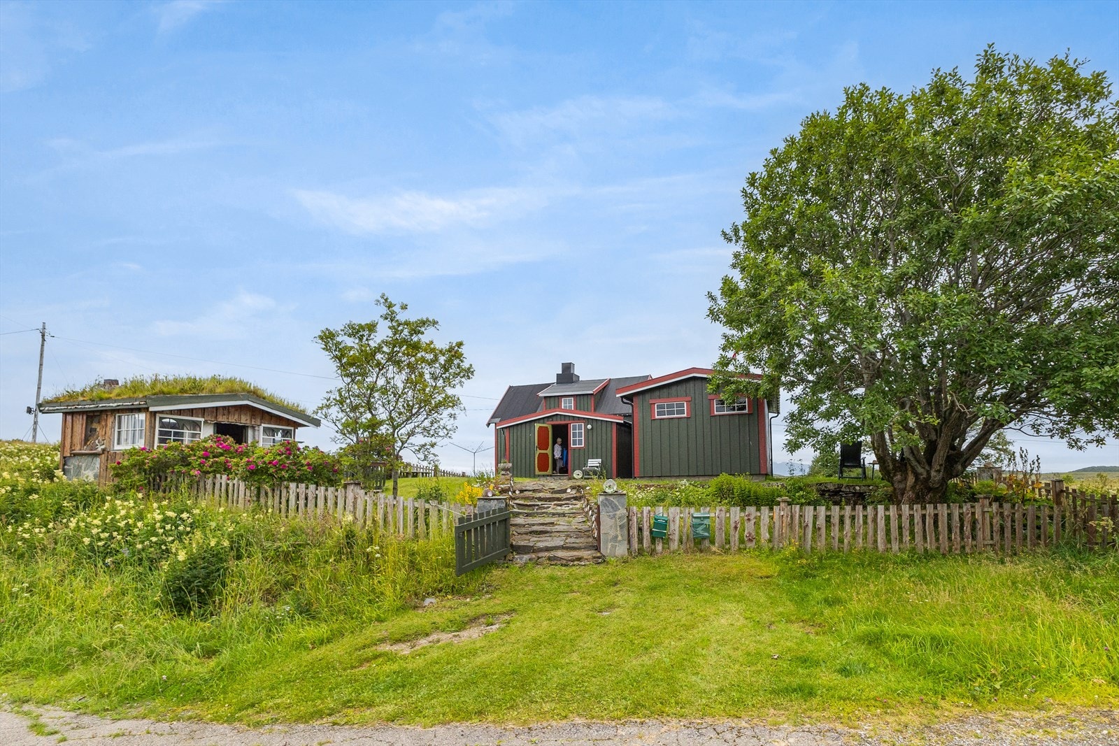 Eiendommen ligger på Sleneset - ei øy på Helgelandskysten med vel 300 innbyggere. Adkomsten til fritidsboligen er mildt sagt idyllisk. Galleribilde