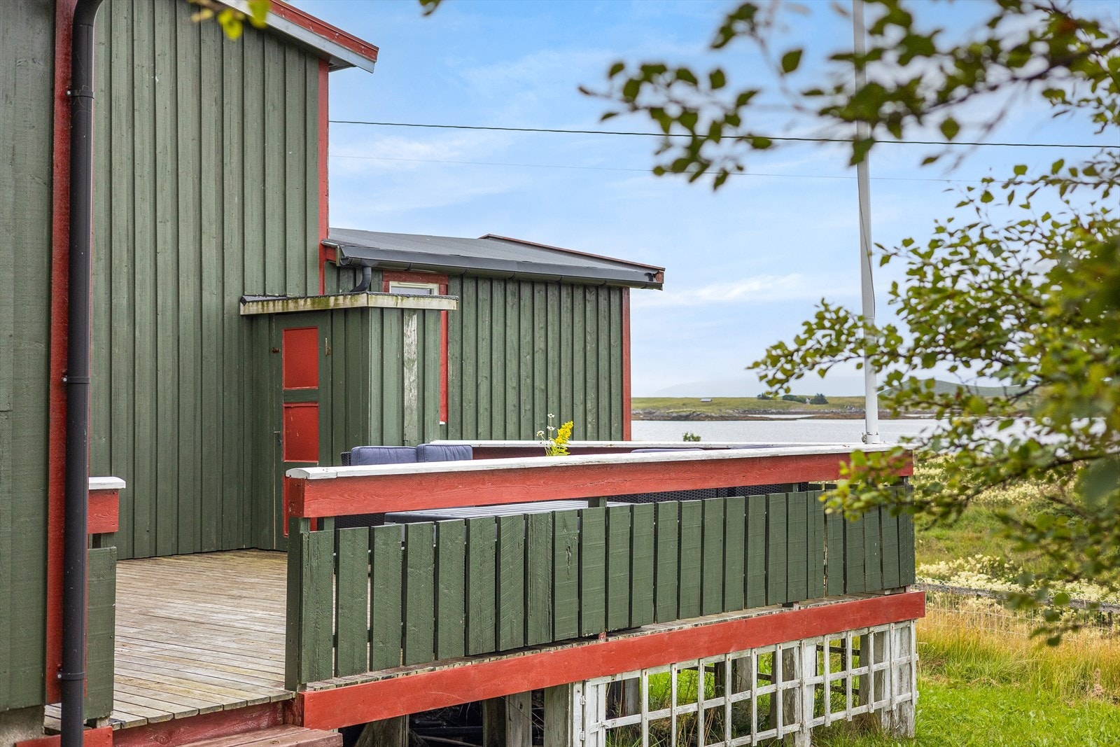 Terrasse fasade sørvest på ca. 26,5 m2 i tilknytning selve fritidsboligen Galleribilde