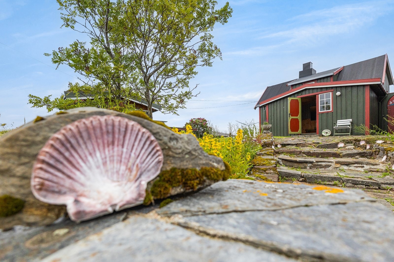 Steinbelagt trapp og koselige utearaler rundt fritidsboligen. Galleribilde