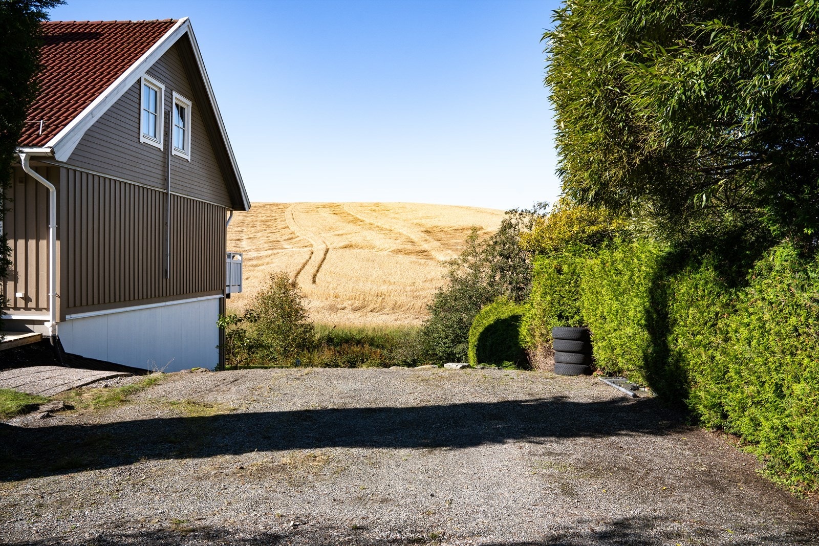 Stor biloppstillingsplass rett ved boligen. Galleribilde