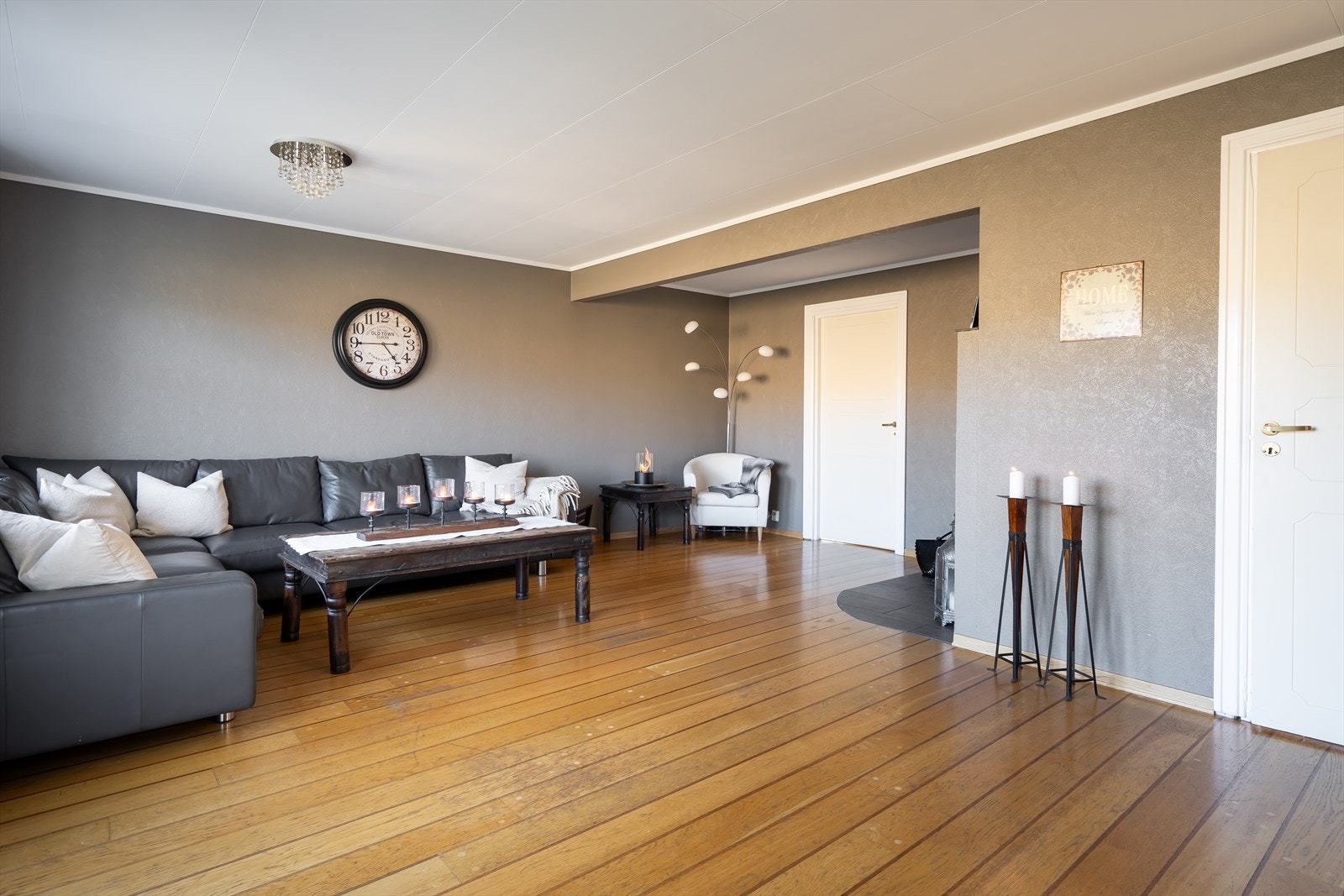 Stuen er av god størrelse og har god plass flere sittegrupper. Galleribilde