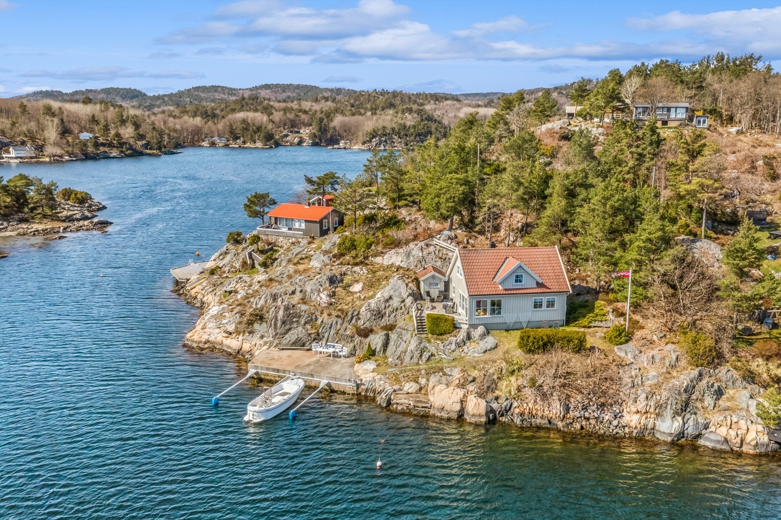 Velkommen til Ingridsnes 7! En praktfull eiendom med utsikt og skjærgården. Galleribilde