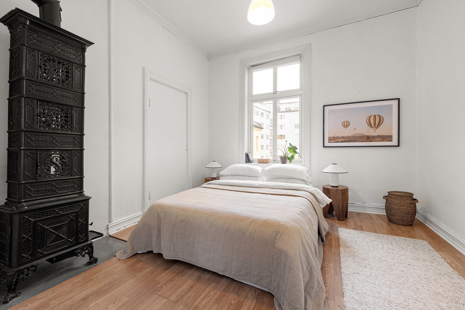 Hovedsoverommet er svært romslig, med god plass til en stor dobbeltseng og nattbord på begge sider. Galleribilde