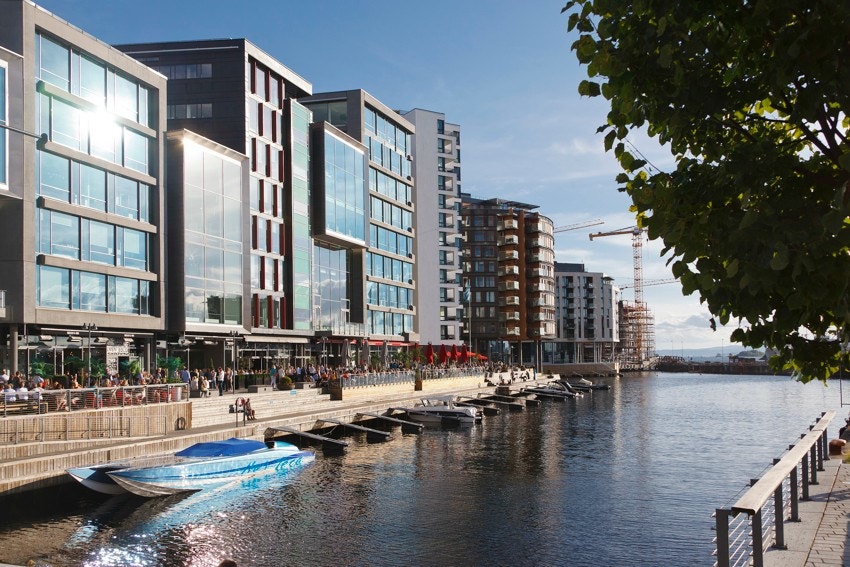 Det er kun få minutters gangavstand til Aker brygge og Tjuvholmen som byr på det meste av fasiliteter og servicetilbud, samt et rikt utvalg av spisesteder og restauranter langs sjøen. Galleribilde