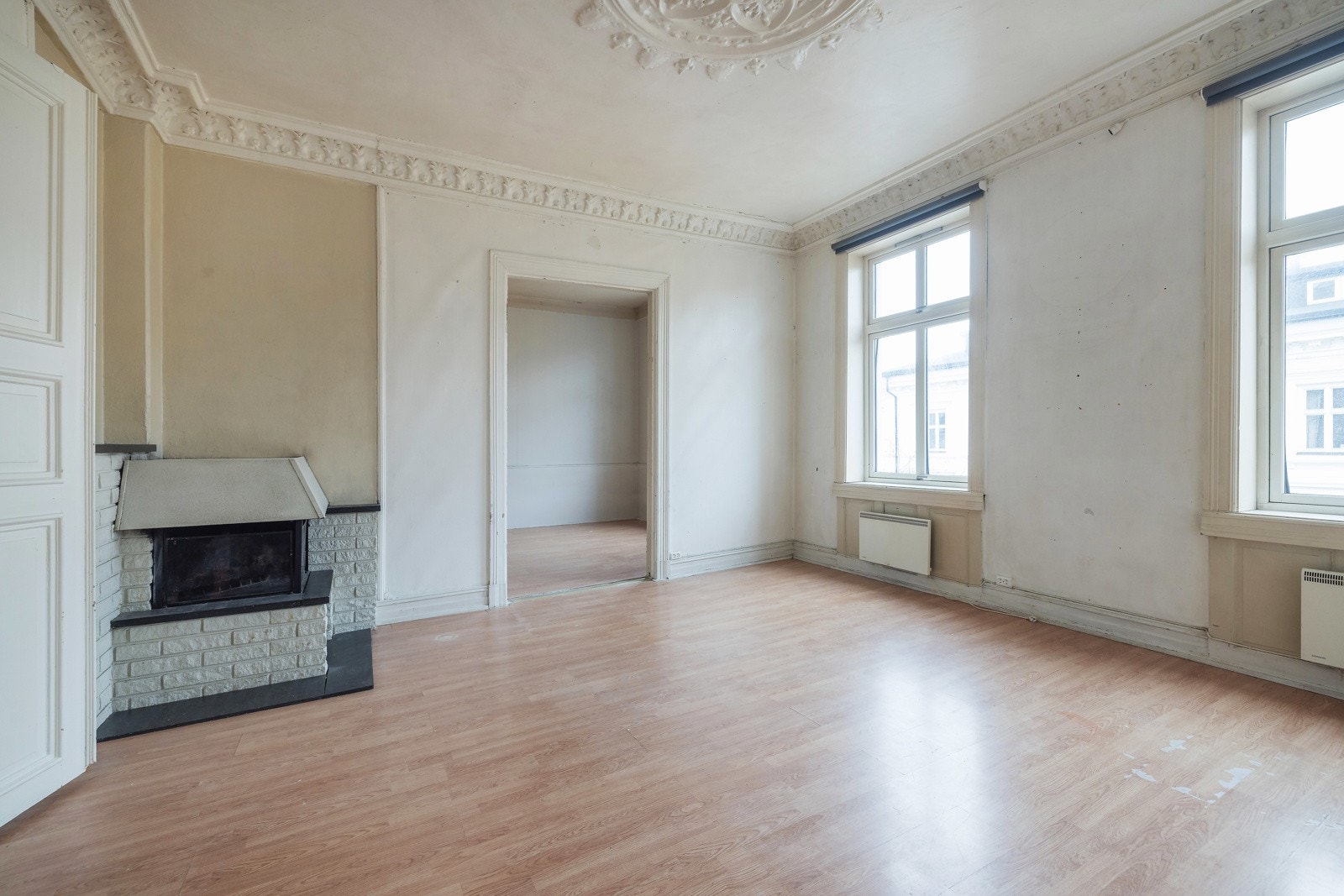 Klassisk utsmykket med stukkatur, rosetter og doble fløydører. Galleribilde