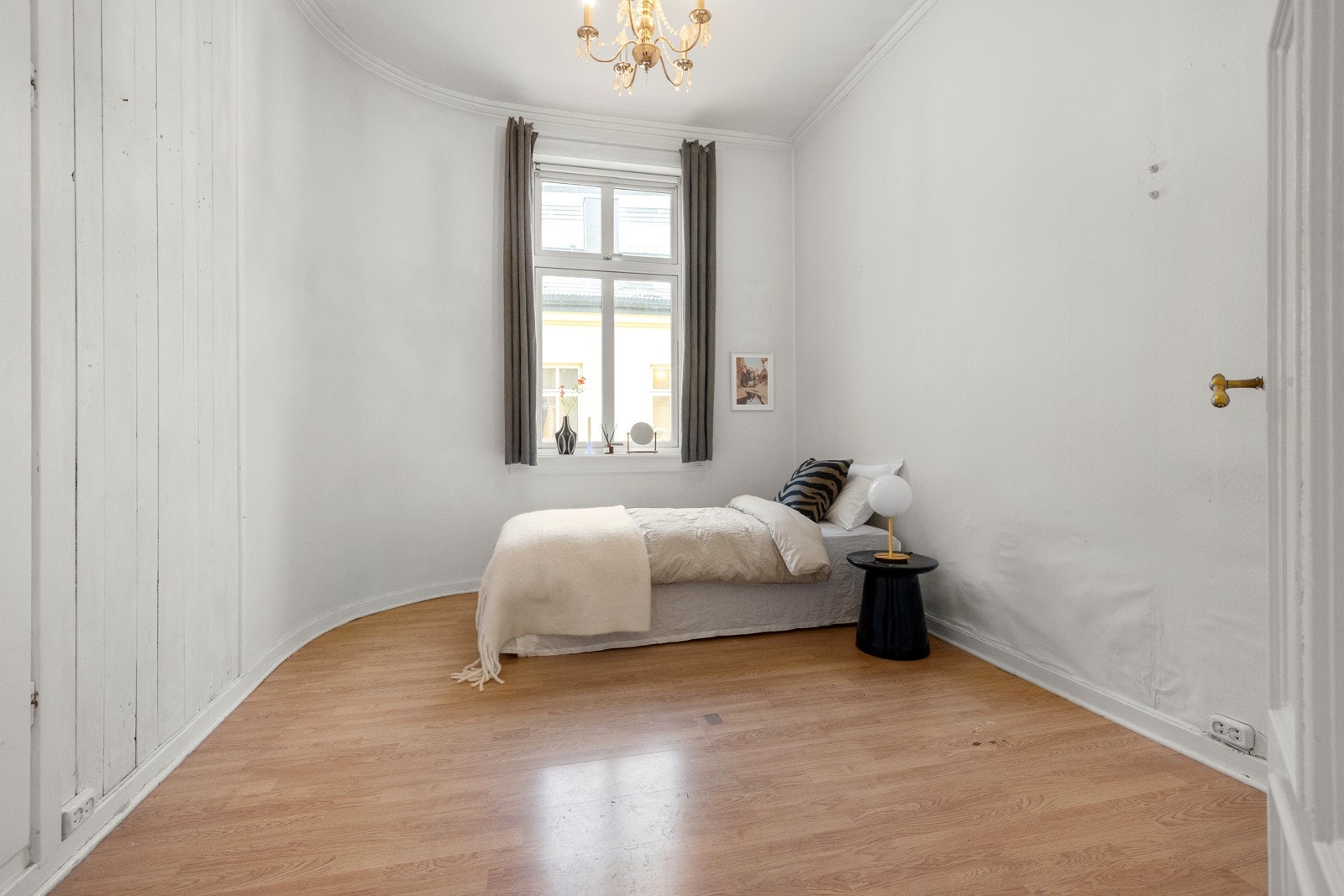 Soverom II er også romslig og har plass til dobbeltseng, nattbord og garderobeskap. Galleribilde