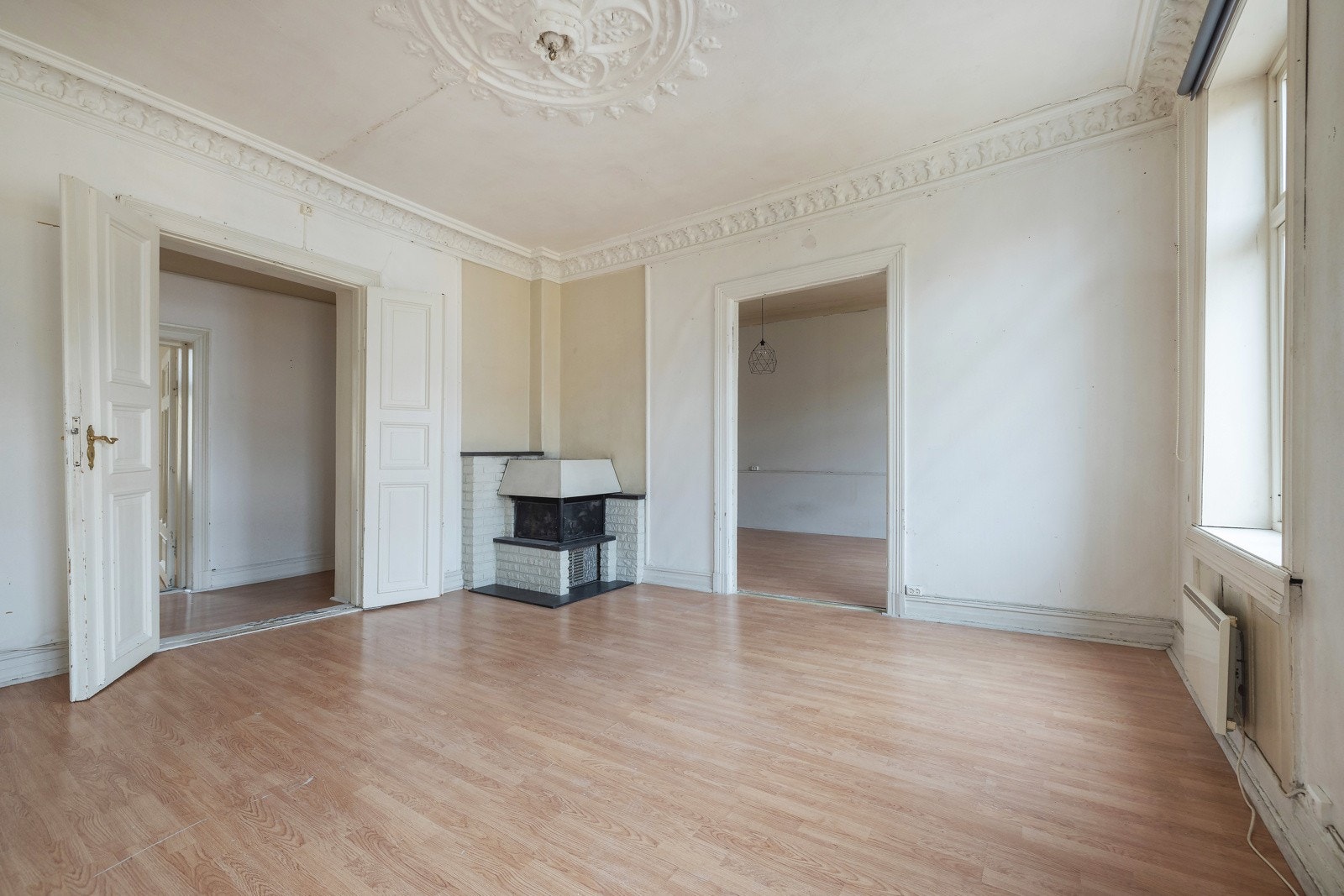 Her er det gode møbleringsmuligheter med plass til stor sofagruppe med tilhørende møblement. Galleribilde