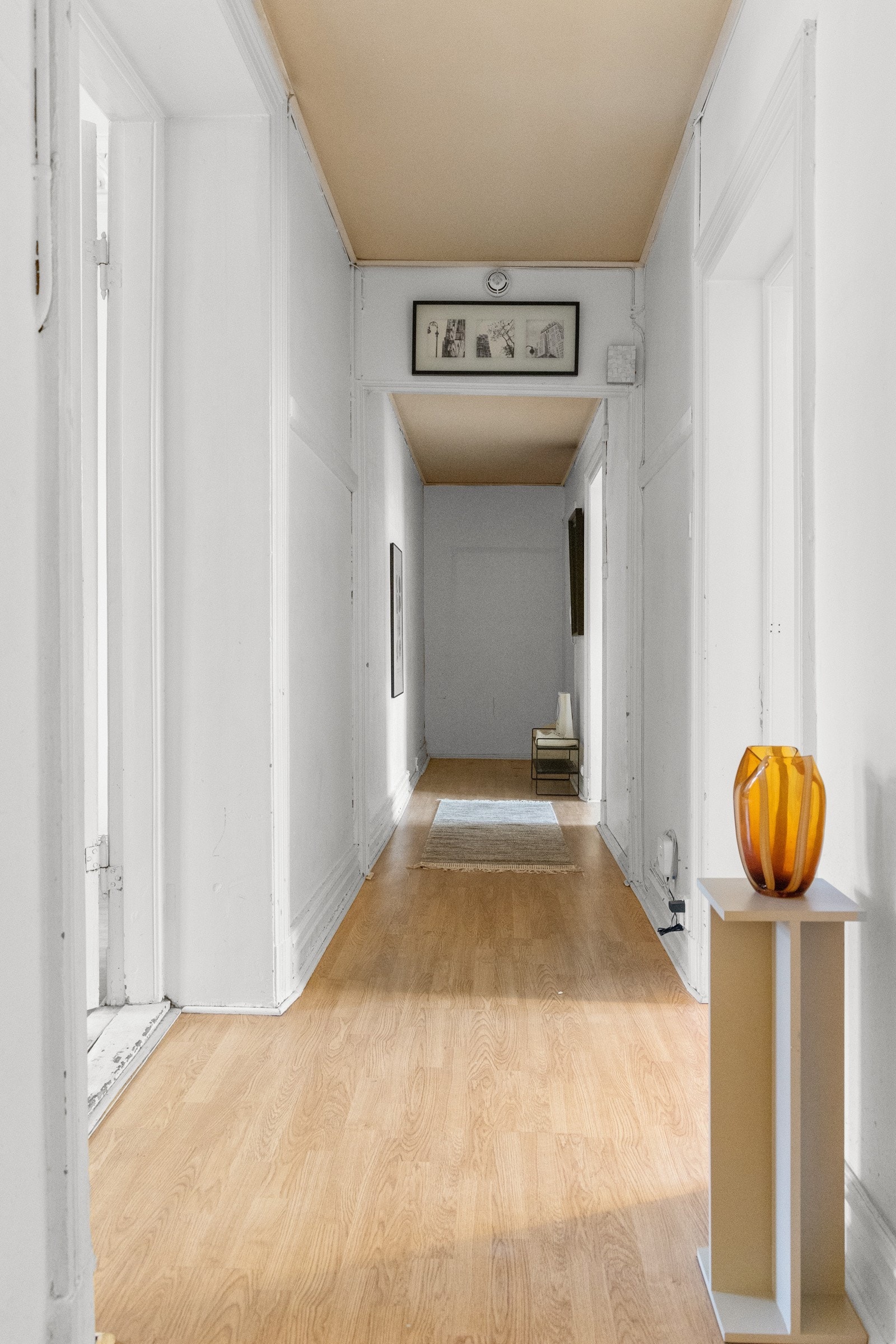 Entréen er lang og gir plass til både garderobeskap, kommode og skohylle. Galleribilde