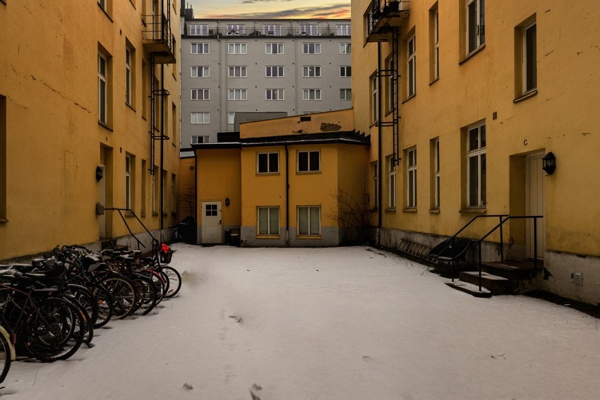 Stor felles bakgård med sykkelparkering. Galleribilde