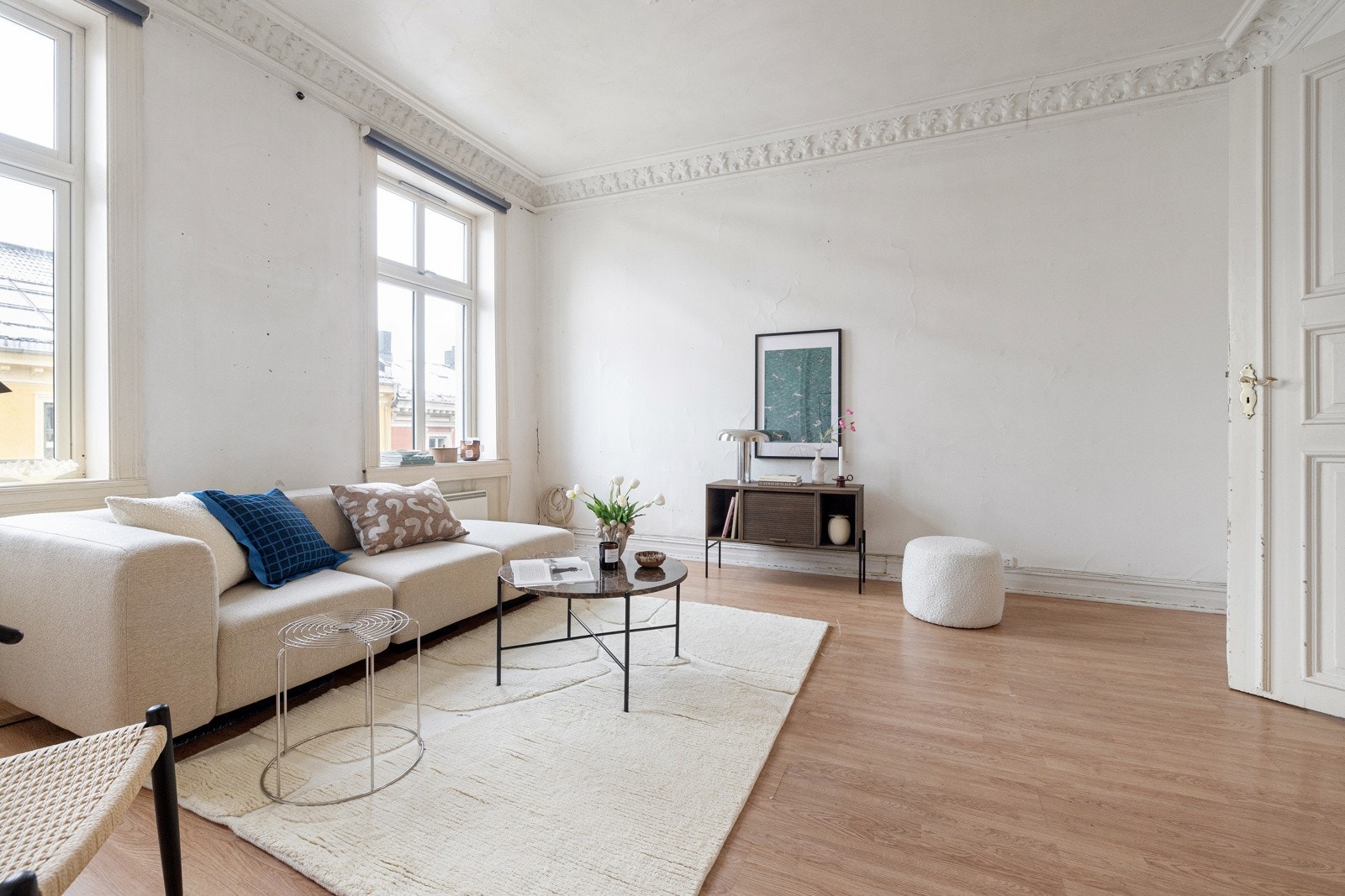 Gjennomgående med store vindusflater og en sjenerøs takhøyde. Galleribilde