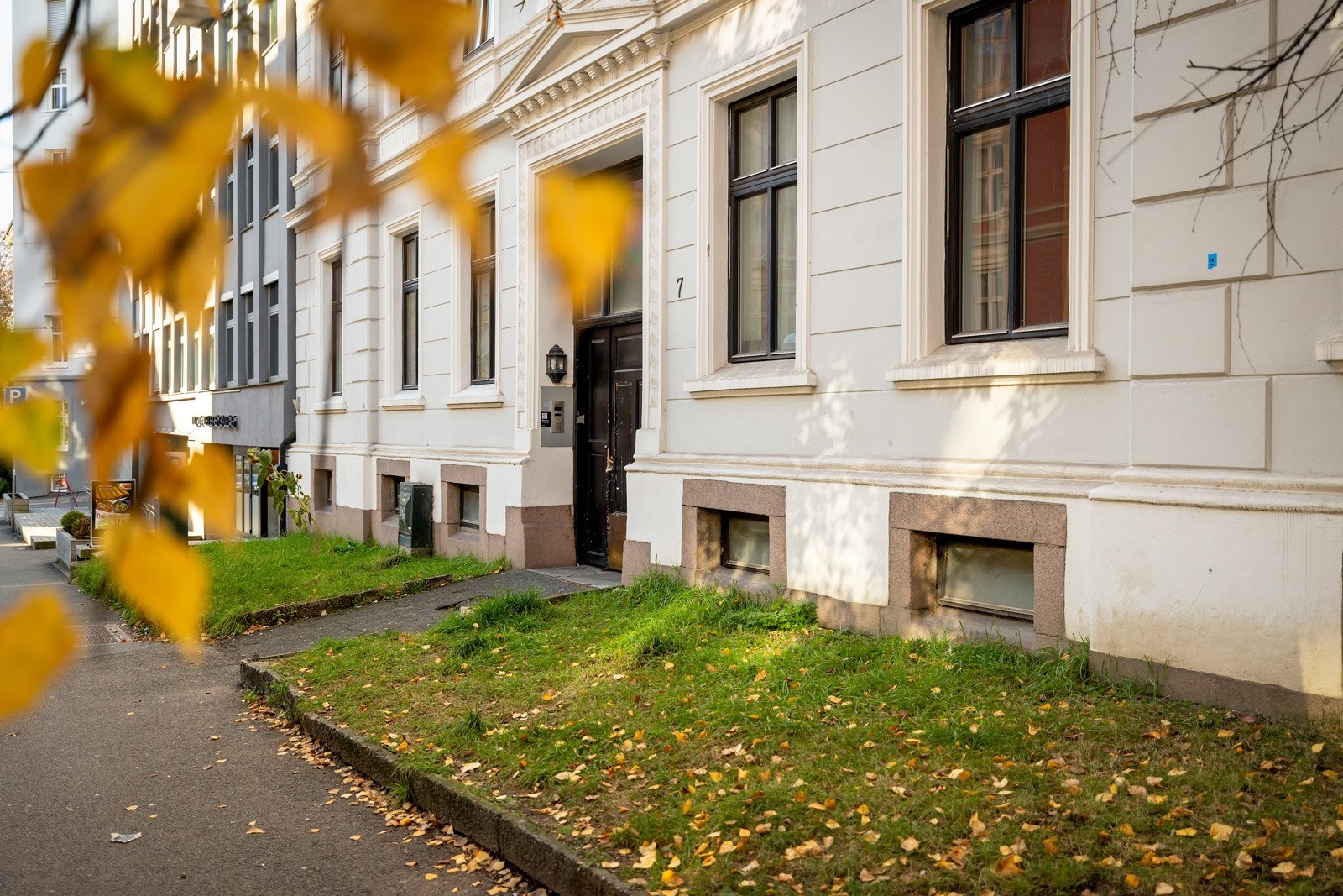 Leiligheten ligger i en flott klassisk bygård. Galleribilde