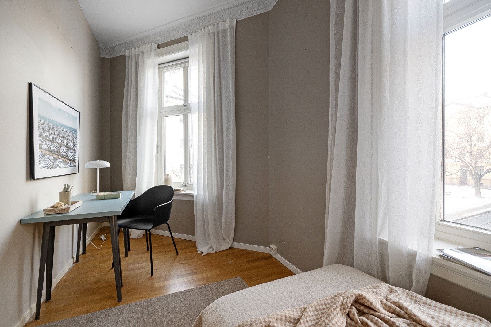 Her er det plass til seng, kommode og kontorpult. Galleribilde