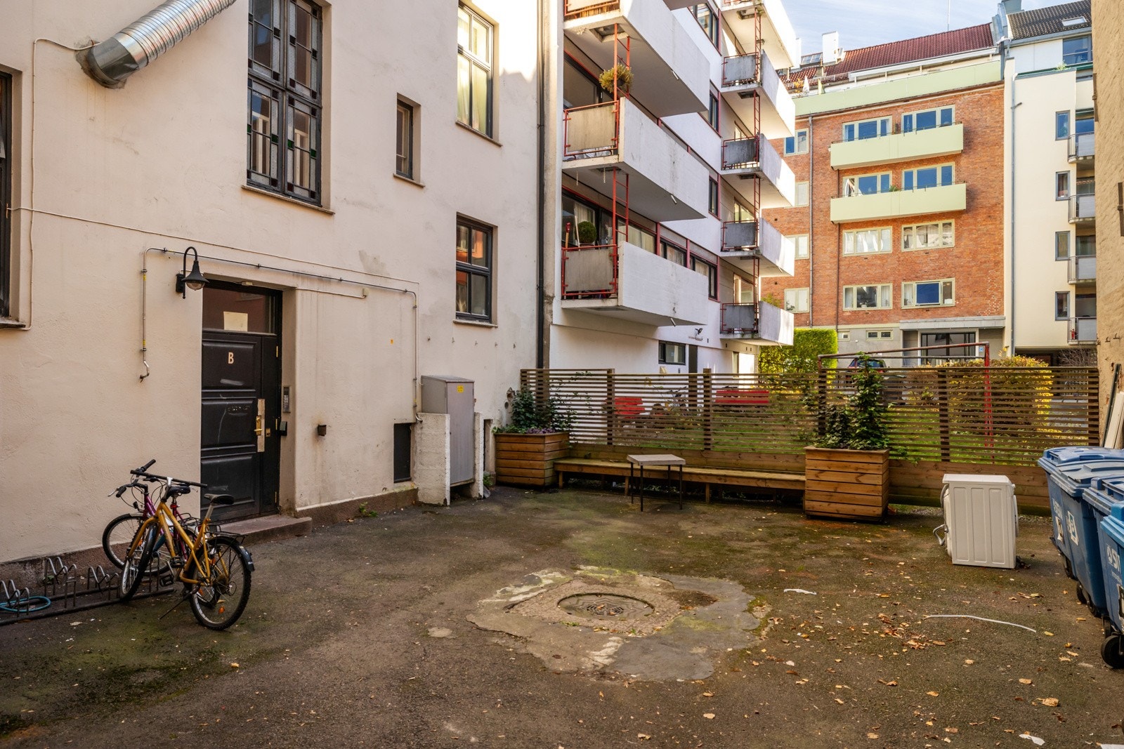 Fellesbakgård med plass til utemøblement og sykkelparkering. Galleribilde