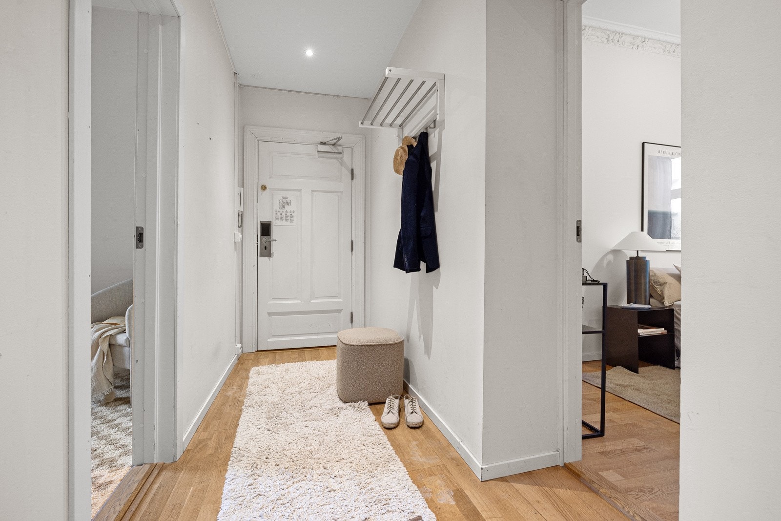Leilighetens innbydende entré har tregulv, delikate malte overflater og downlights i himling. Galleribilde