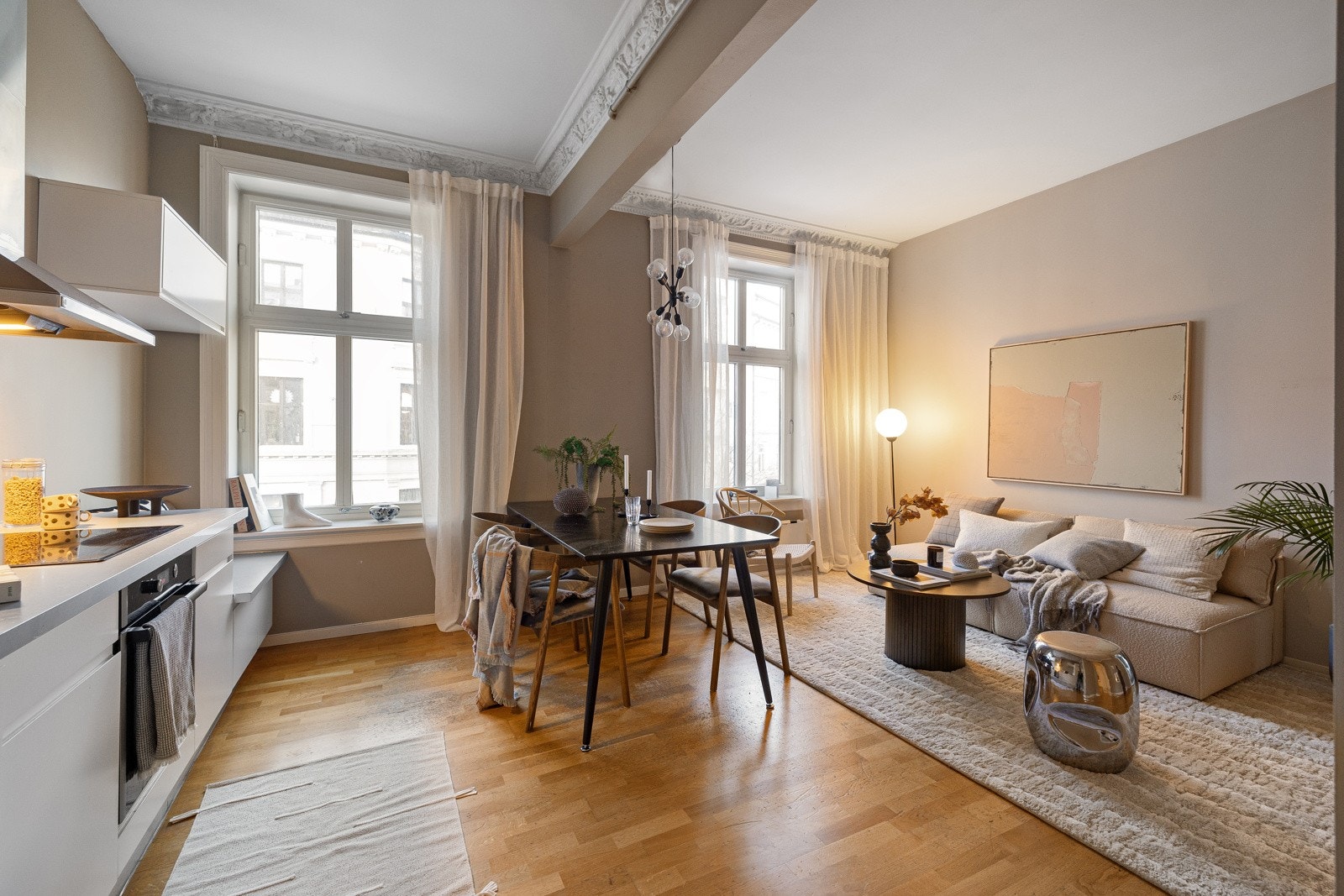 Velkommen til Therese gate 20 - Her har vi gleden av å presentere en innholdsrik og stilren 4-roms med ettertraktet beliggenhet på Bislett/ Adamstuen. Galleribilde