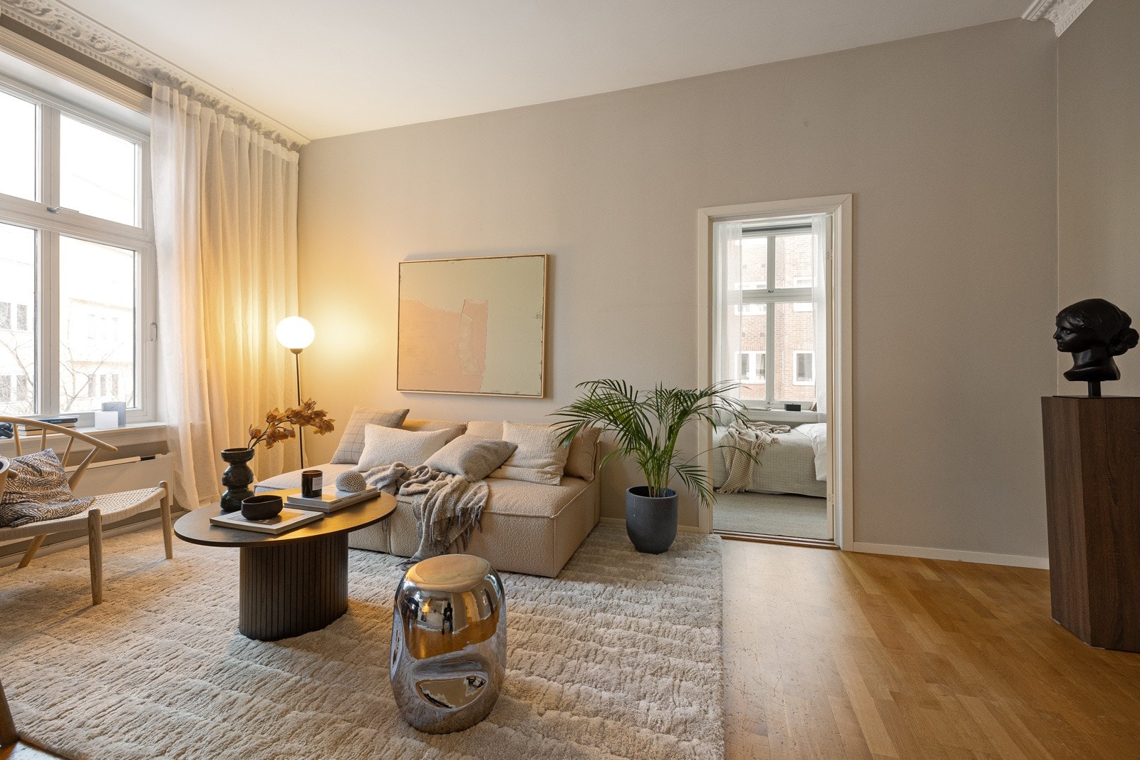 Her er det gode møbleringsmuligheter med plass til stor sofagruppe og tilhørende møblement. Galleribilde