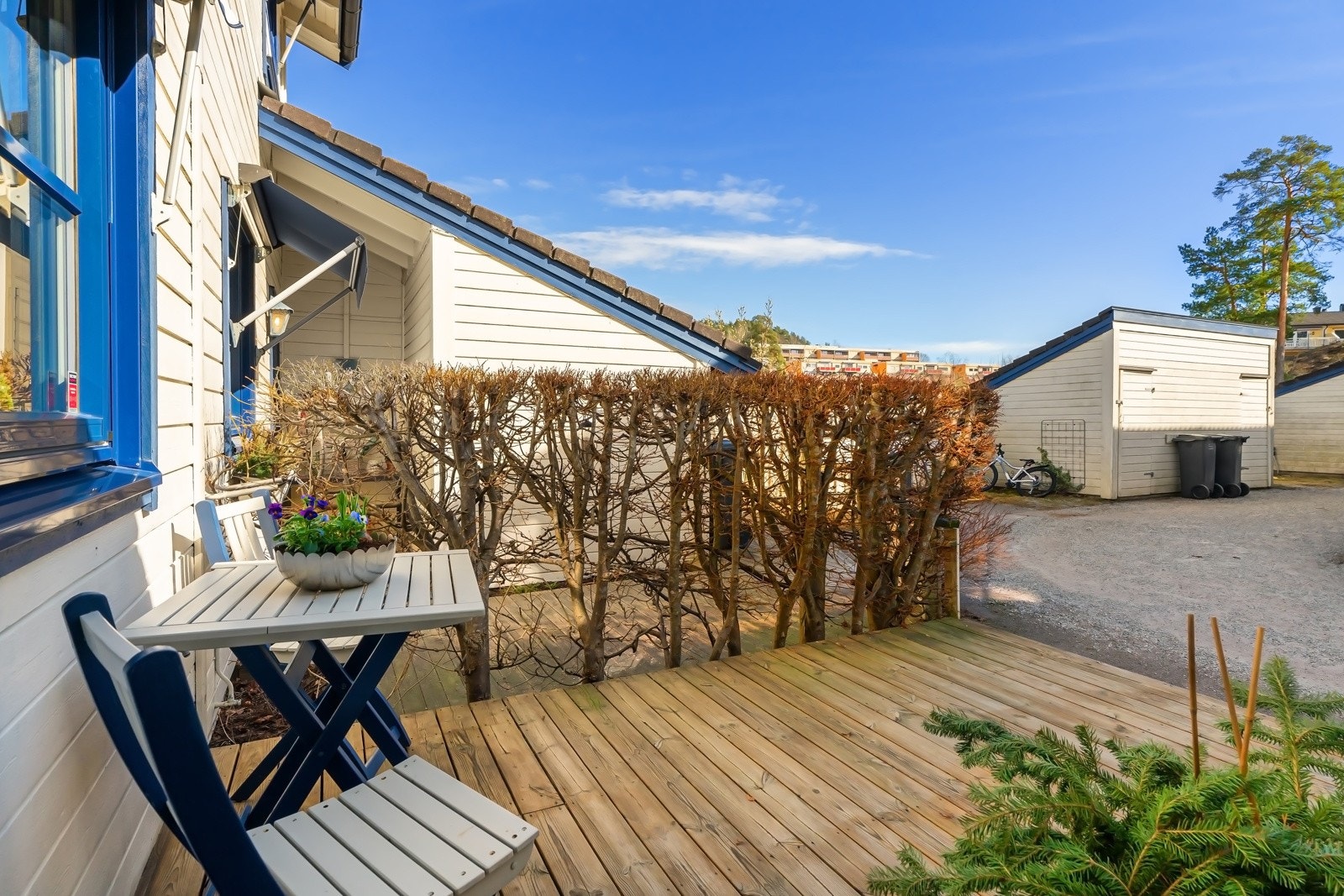 Pent opparbeidet inngangsparti, bygd ny i 2015, med plass til sittegruppe Galleribilde