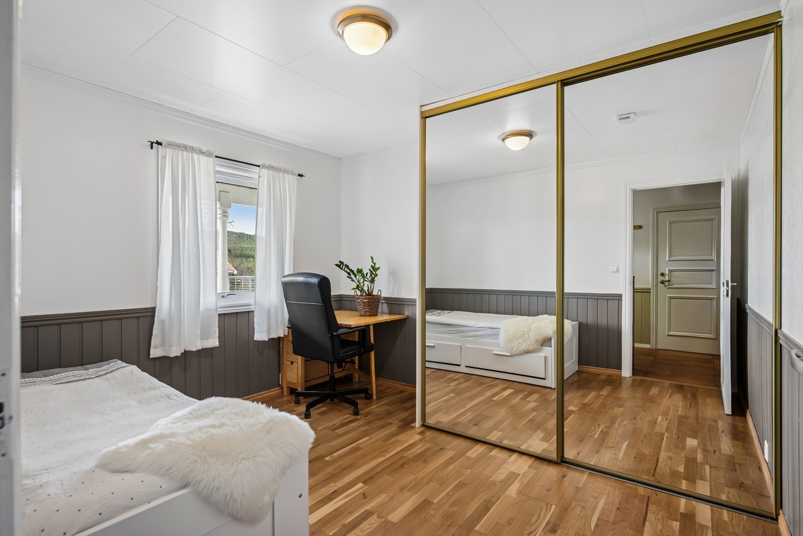 Soverom 1 ligger i underetasjen og er utstyrt med en praktisk skyvedørsgarderobe med speilfronter. Galleribilde