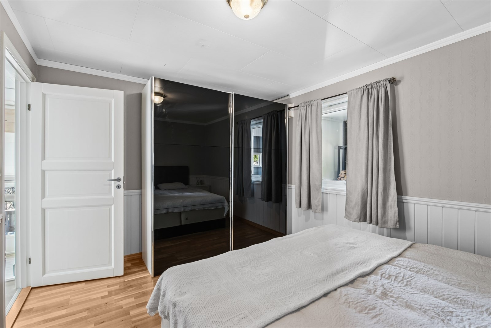 Soverommet er utstyrt med en praktisk skyvedørsgarderobe hvor klær og annet kan ryddes pent vekk. Galleribilde