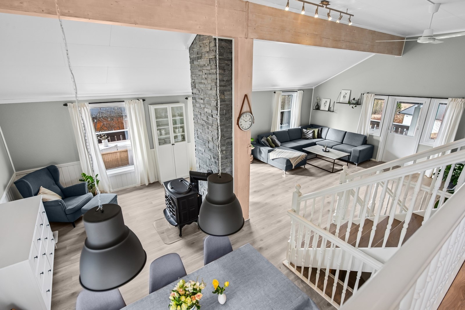 Kjøkkenet ligger i nær tilknytning til stuen, noe som gjør det både sosialt og gøy å kokkelere for familien eller det inviterte selskapet. Galleribilde