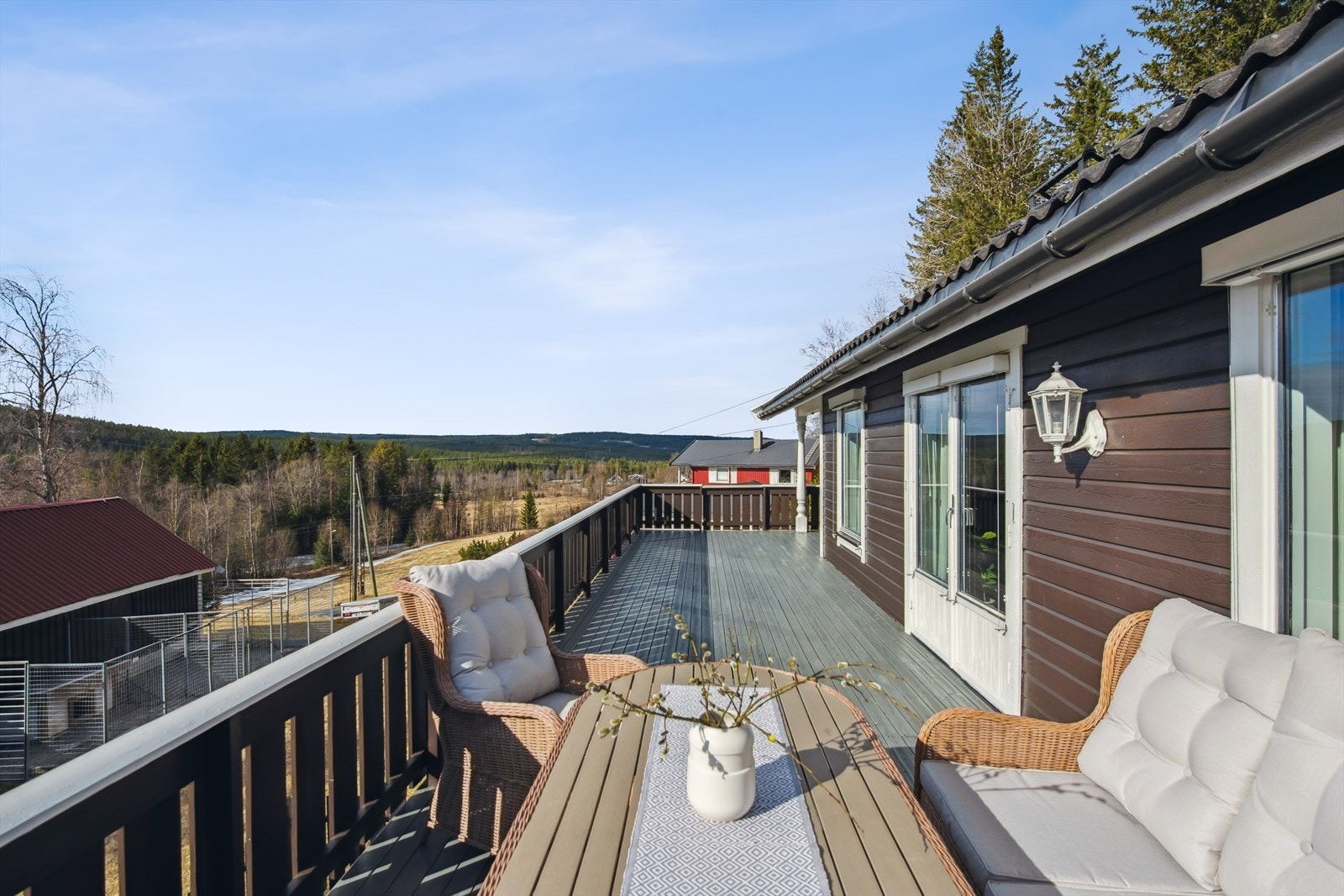 Boligen ligger svært landlig og skjermet til, omkranset av skog og vakker natur. Galleribilde