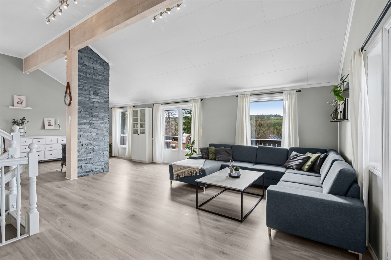 Det er god plass til en stor sofagruppe og TV med tilhørende mediemøbel. Galleribilde