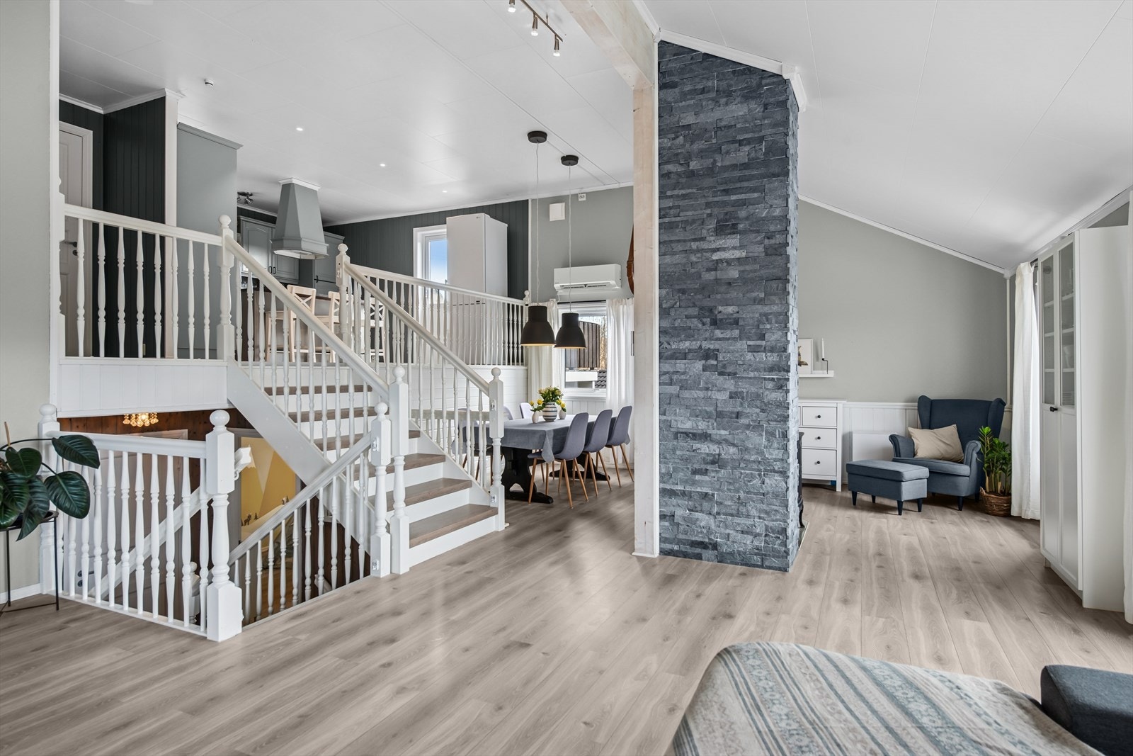 Stor og herlig stueavdeling med praktisk utforming og god takhøyde. Galleribilde