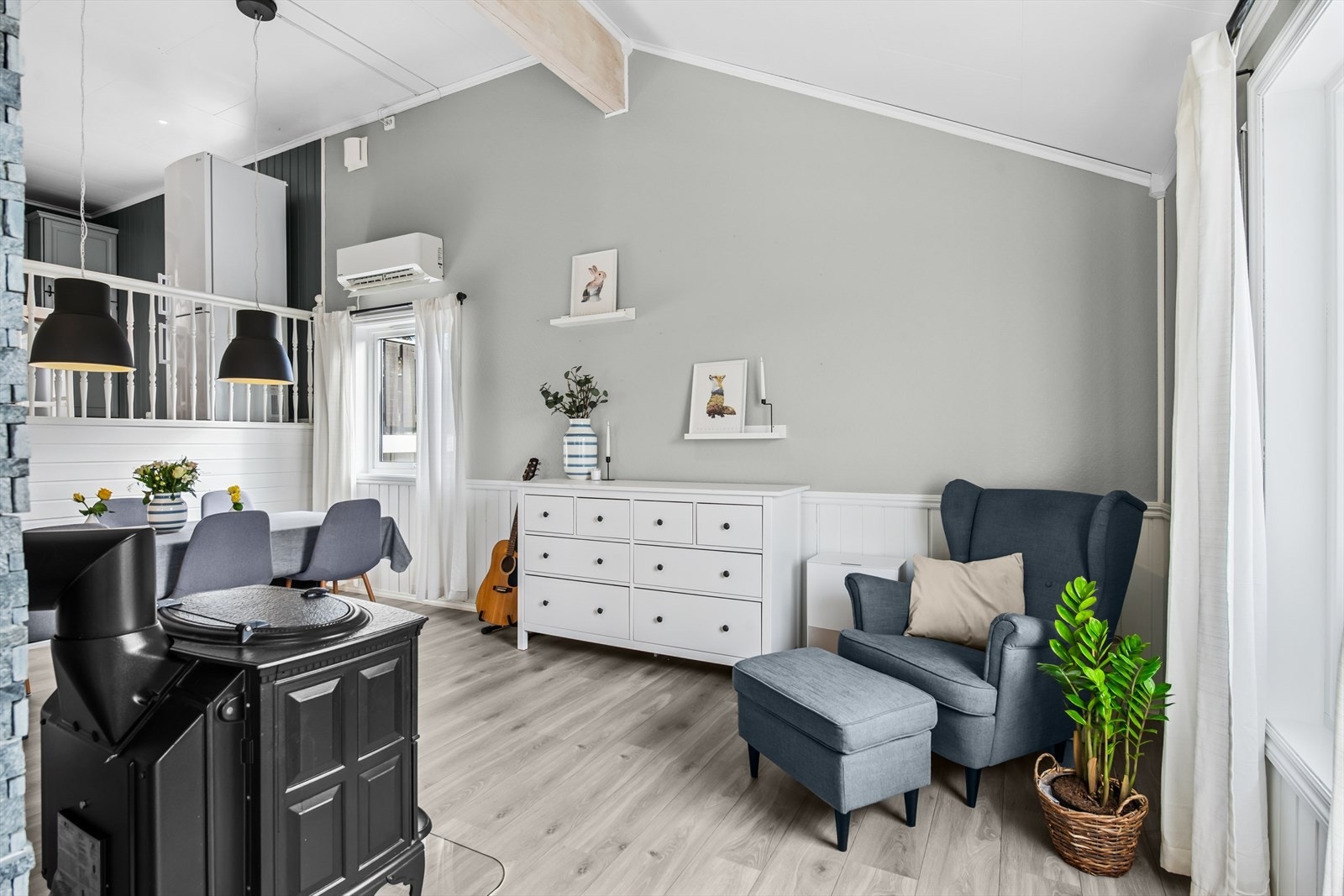Stuen er utstyrt både med en koselig vedovn som sørger for ekstra varme og hygge på kalde dager, i tillegg til en varmepumpe fra 2023. Galleribilde