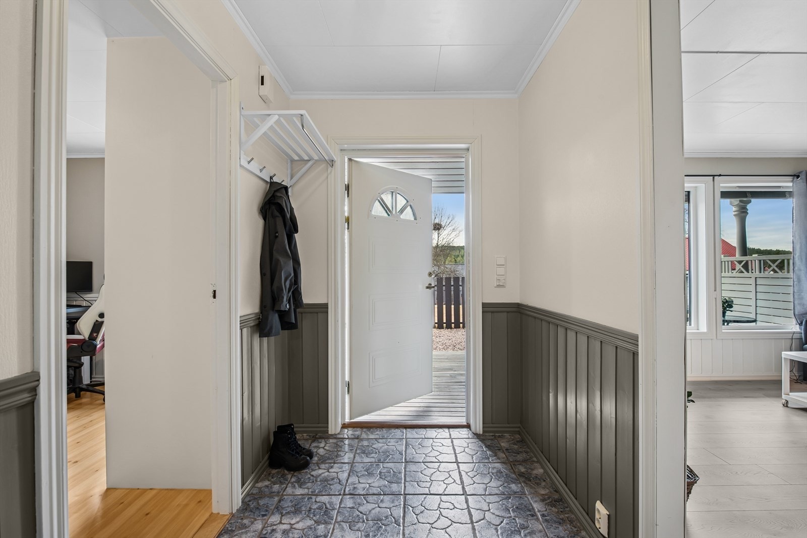 Hybeldel: Velkommen inn til boligens hybeldel i underetasjen. Det er innvendig gjennomgang til boligens hoveddel. Galleribilde