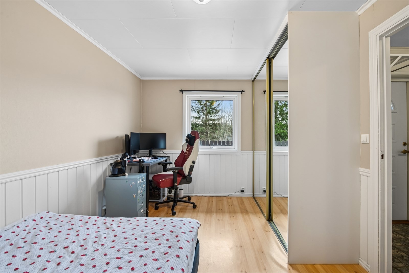 Hybeldel: Soverommet er av god størrelse med plass til seng og annet ønskelig møblement. Rommet er utstyrt med en skyvedørsgarderobe med speilfronter. Galleribilde