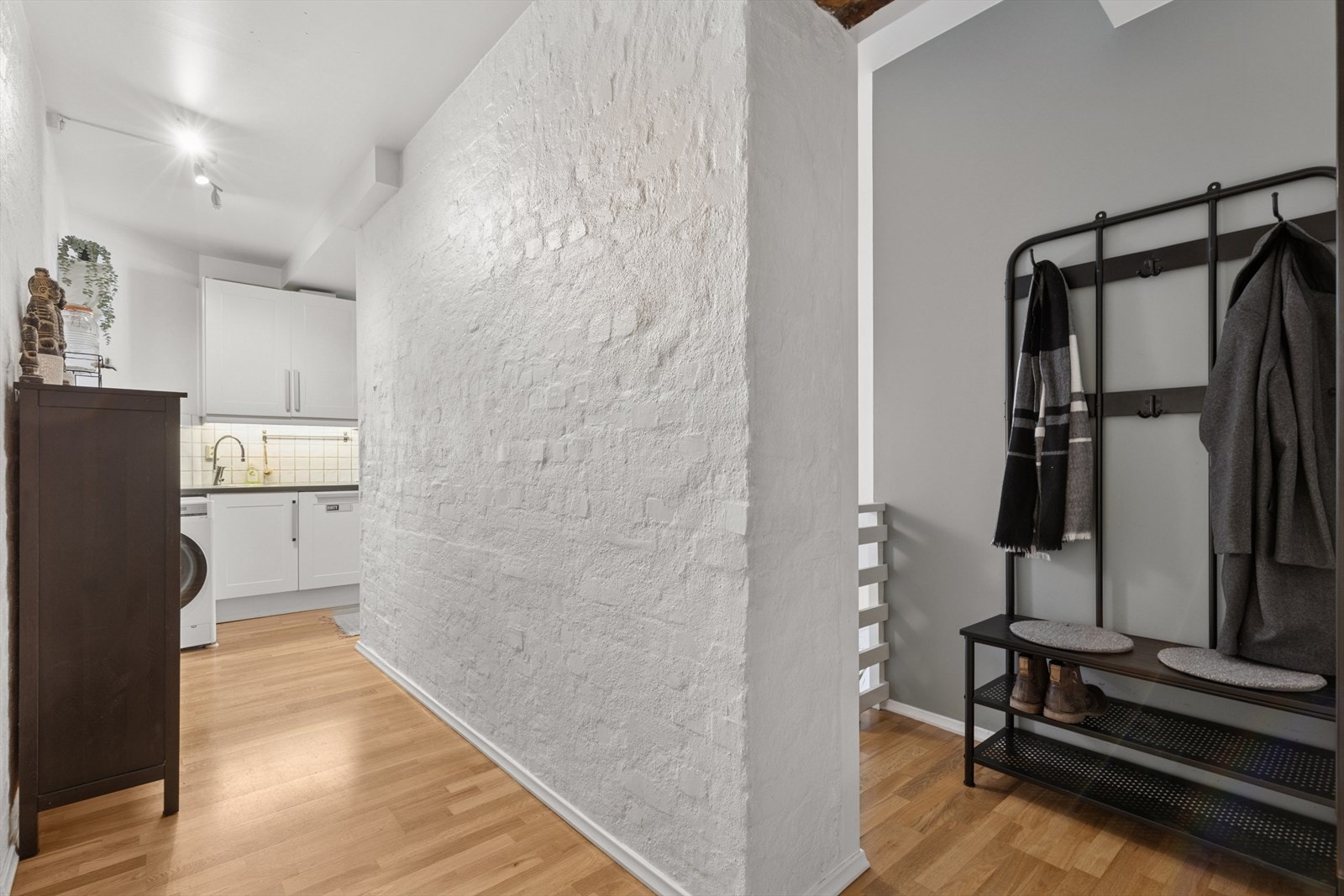 Fra gangen er det adkomst til trapp som leder til kjeller Galleribilde