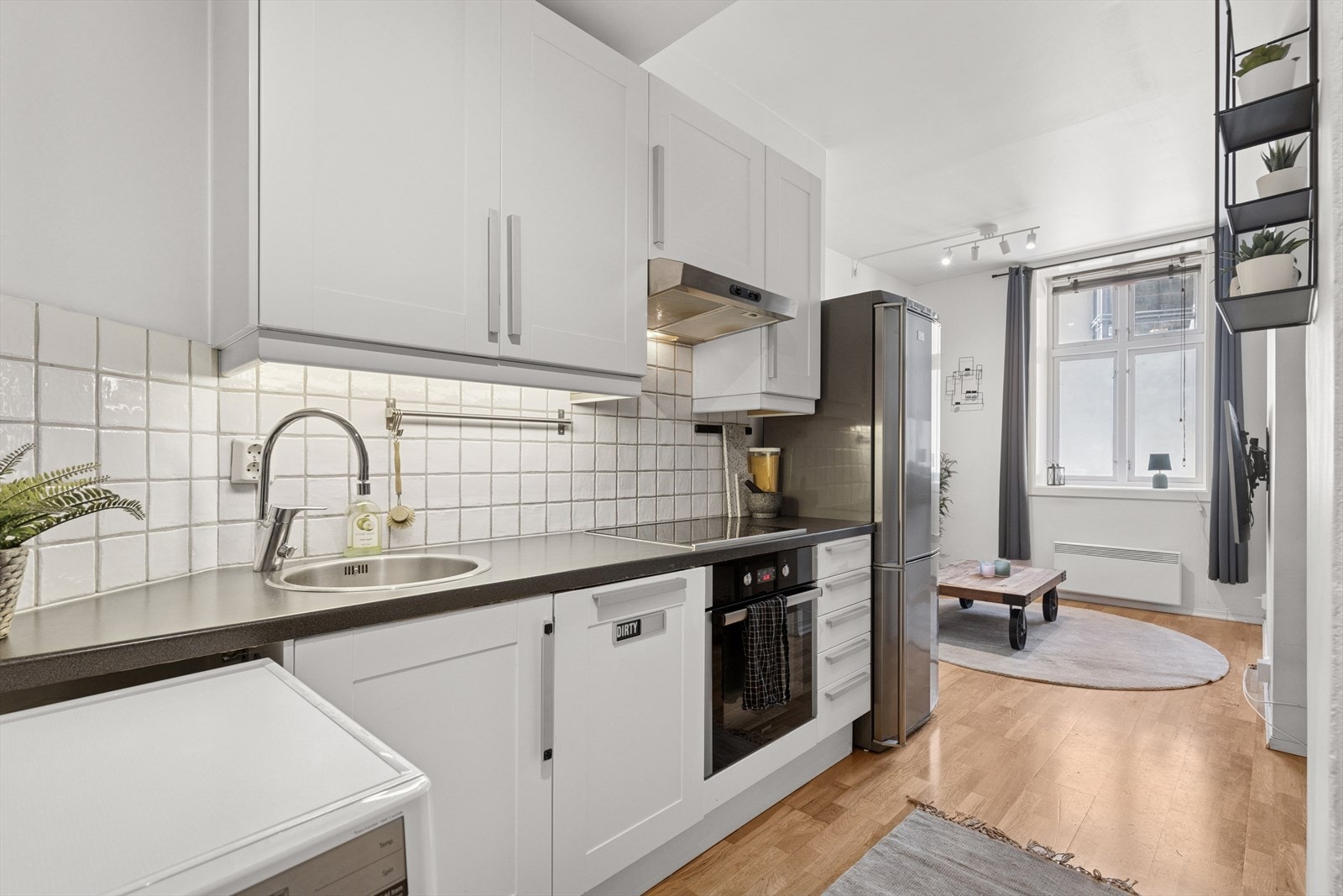 Kjøkkenet har rikelig med skap- og benkplass Galleribilde