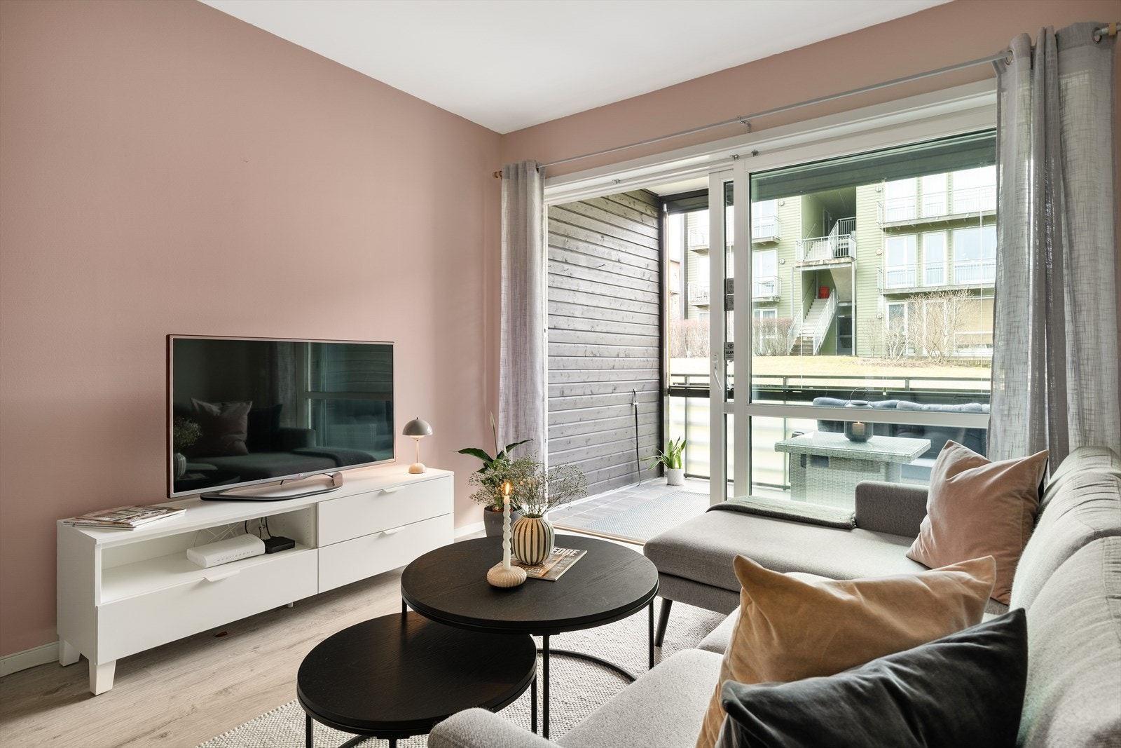 Gjennomgående for leiligheten er lekre farge- og materialvalg. Galleribilde