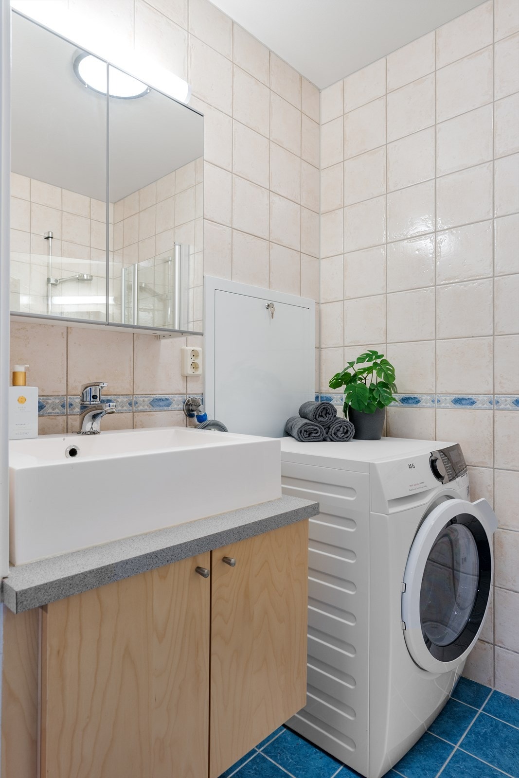 Flislagt bad på 3,4m² med opplegg til vaskemaskin og mulighet for tørketrommel. Galleribilde