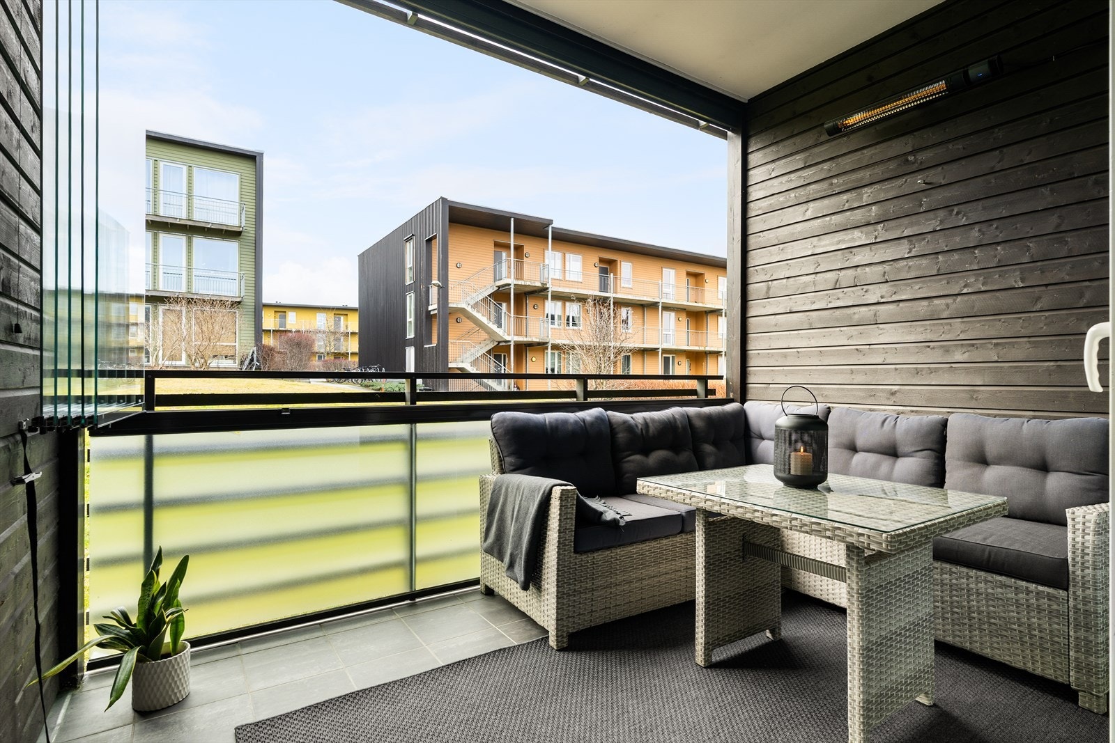 Fra stue har man utgang til en herlig innglasset balkong på 7,4m². Her får man flotte solforhold fra ca. 11 til 18 midtsommers. Fjernstyrt varmelampe forlenger sesongen og medfølger i handelen. Galleribilde