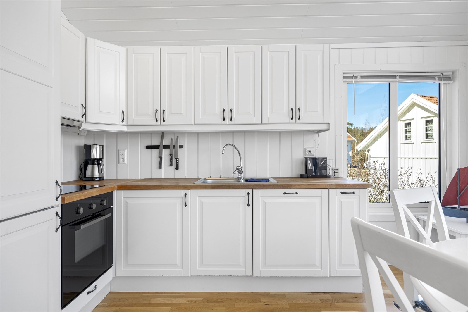 Kjøkkenet har integrerte hvitevarer Galleribilde