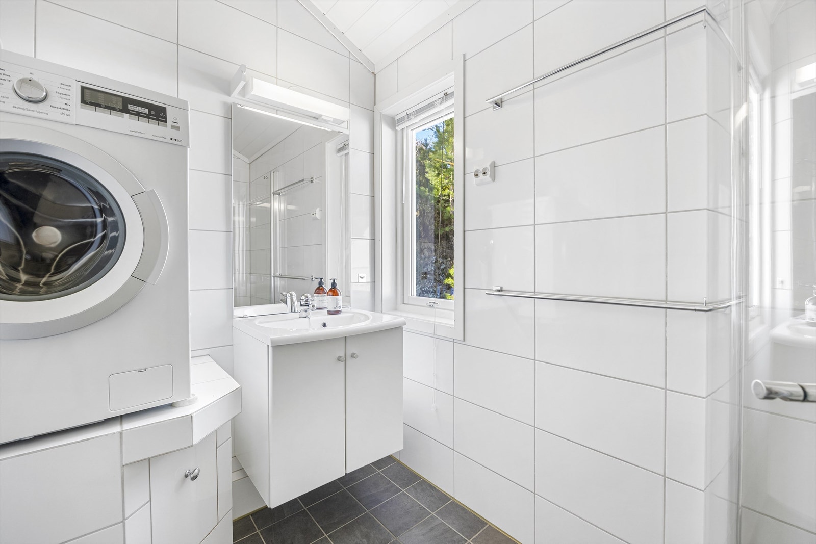 Bad med plass til vaskemaskin Galleribilde