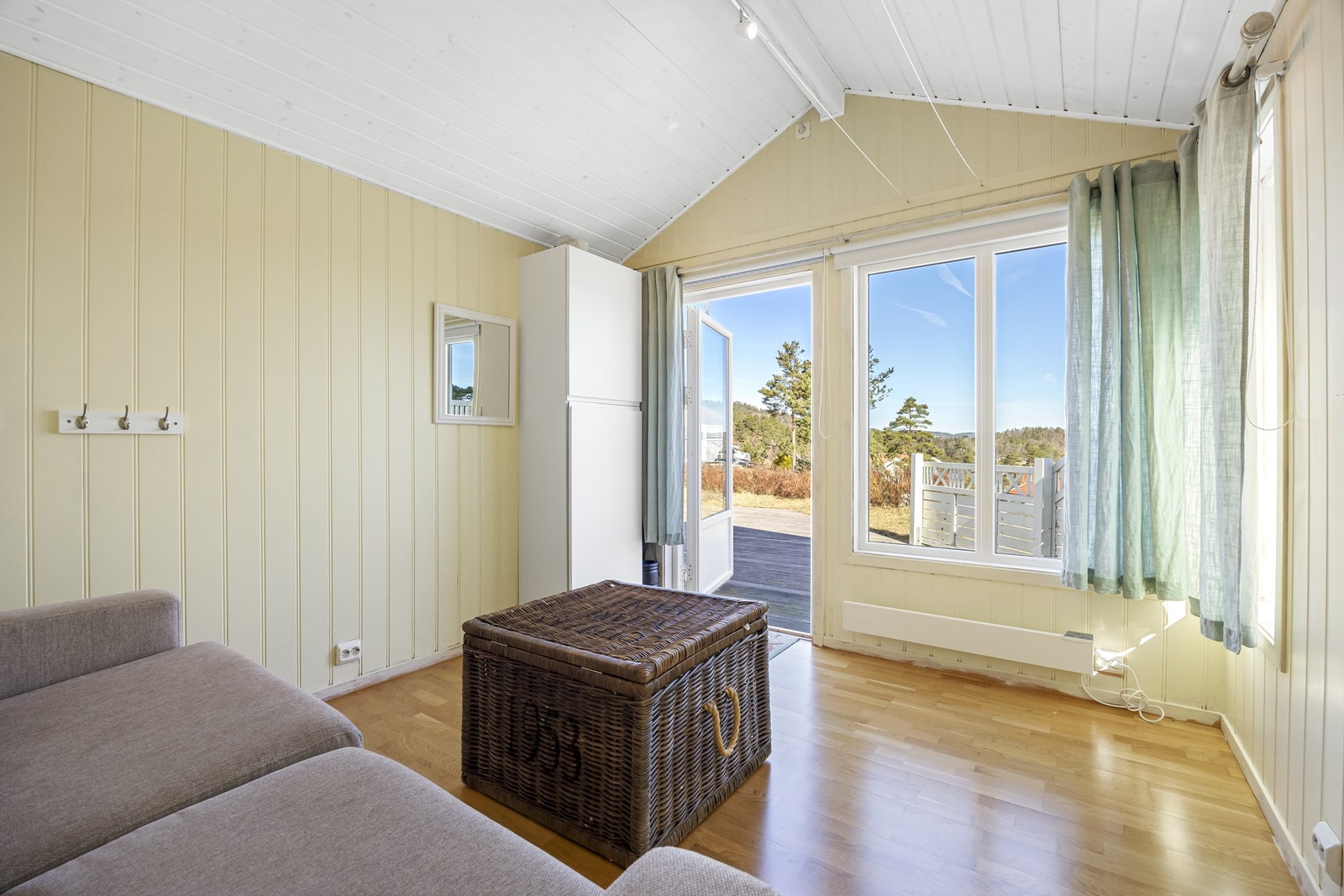 Anneks med åpen himling og mye lys Galleribilde