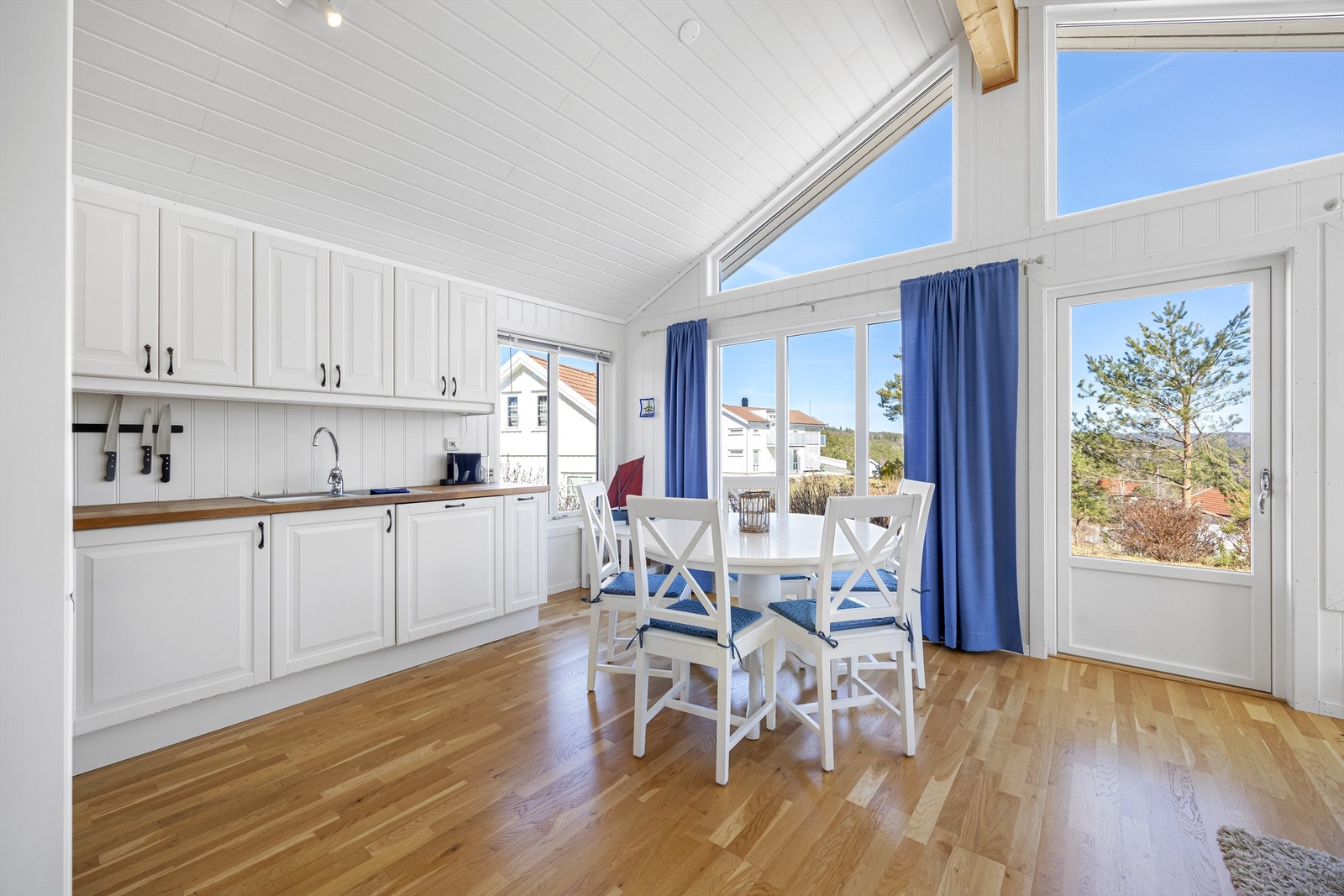 Utgang til terrasse og hage Galleribilde