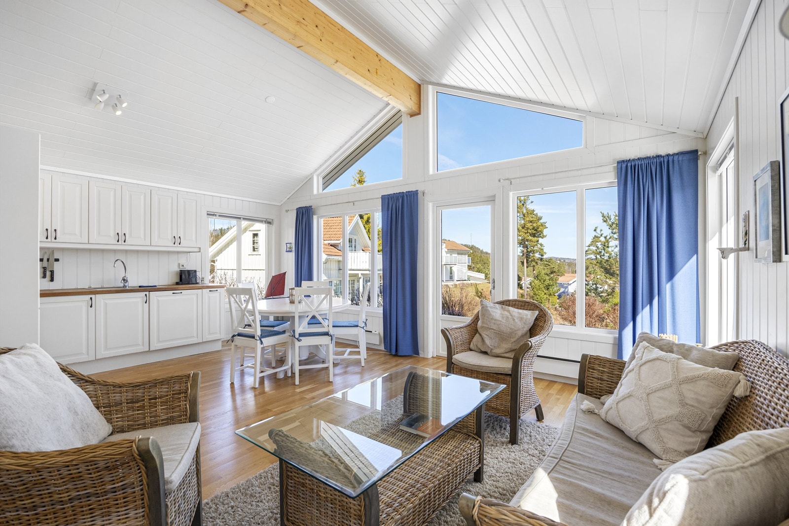 Stue med åpen løsning til kjøkkenet Galleribilde