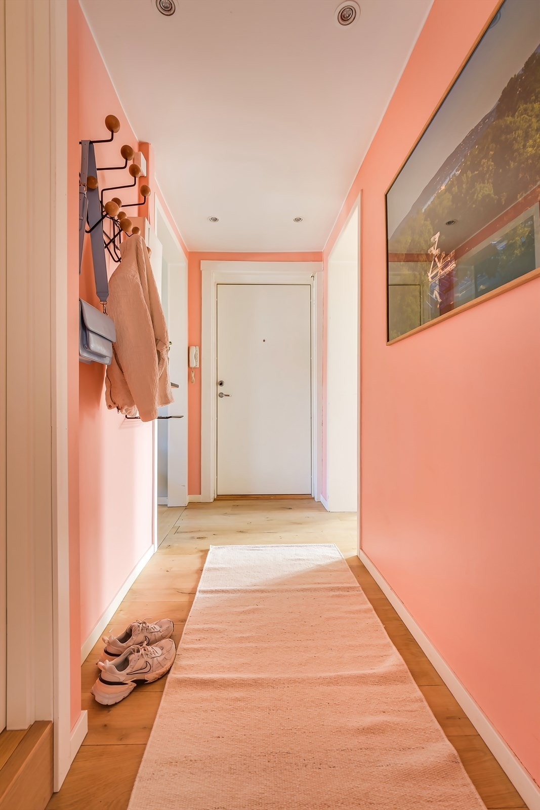 Den freshe rosafargen som går igjen i gangen gir et hyggelig førsteinntrykk av leiligheten. Leiligheten disp. en kjellerbod på ca. 5,1 m2 samt en loftsbod med gulvareal på ca. 3,9 m2. Galleribilde