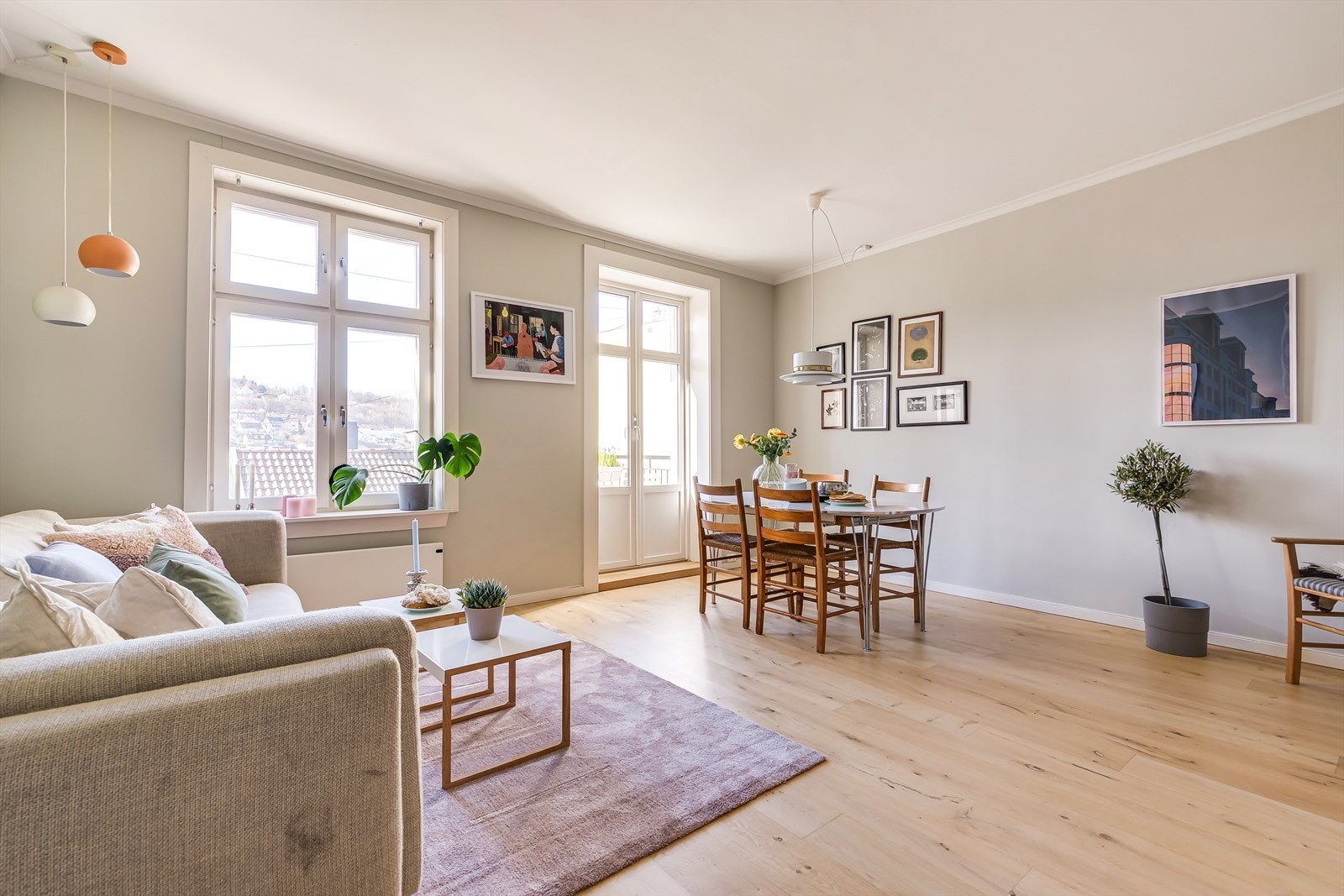 En god og gjennomgående planløsning hvor det er godt med lysinnslipp fra flere store vindusflater. Galleribilde