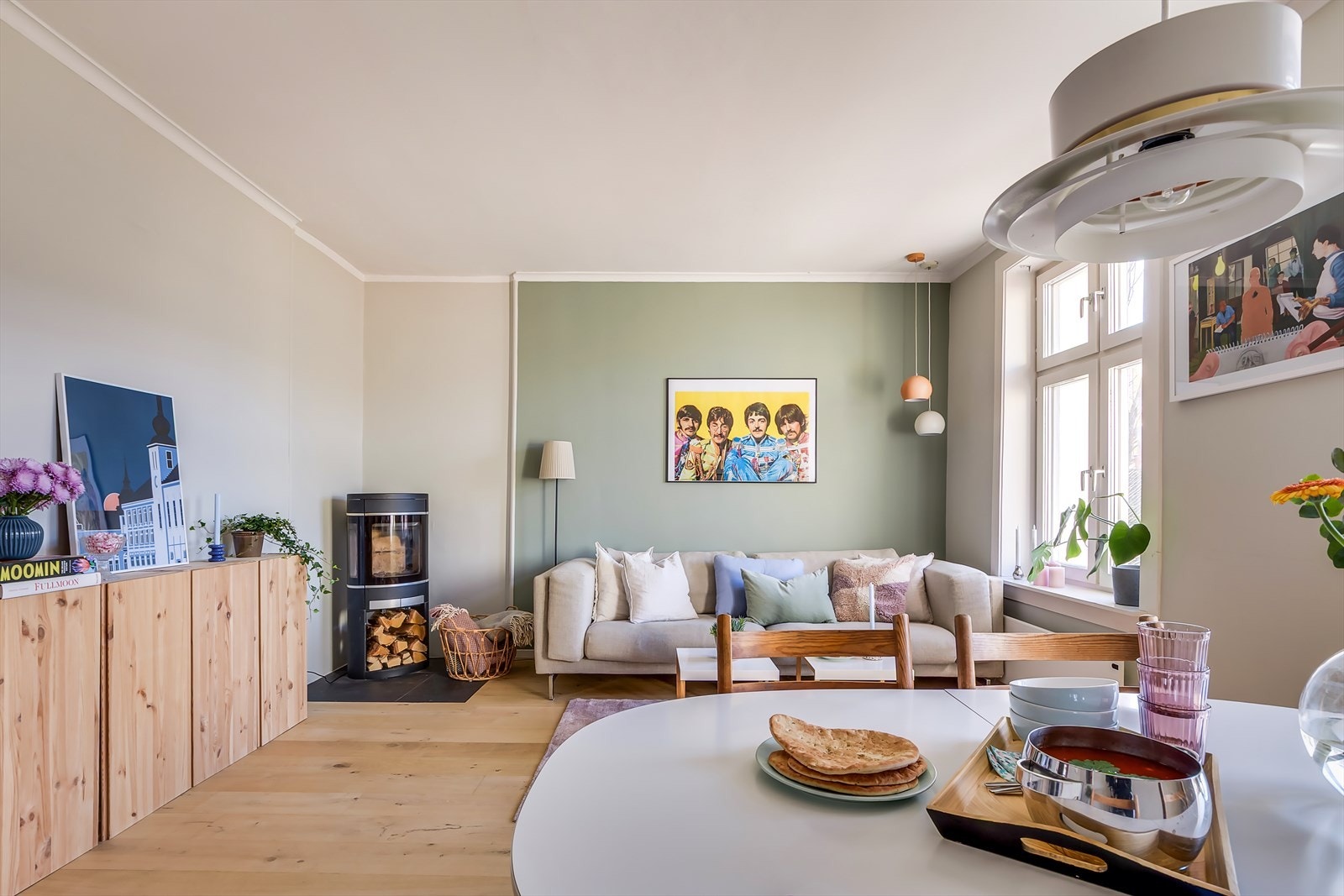 Veggflatene er malt i en moderne fargepalett og det er 1-stavs eikeparkett i gulv, sist slipt og lakkert i 2021. Galleribilde