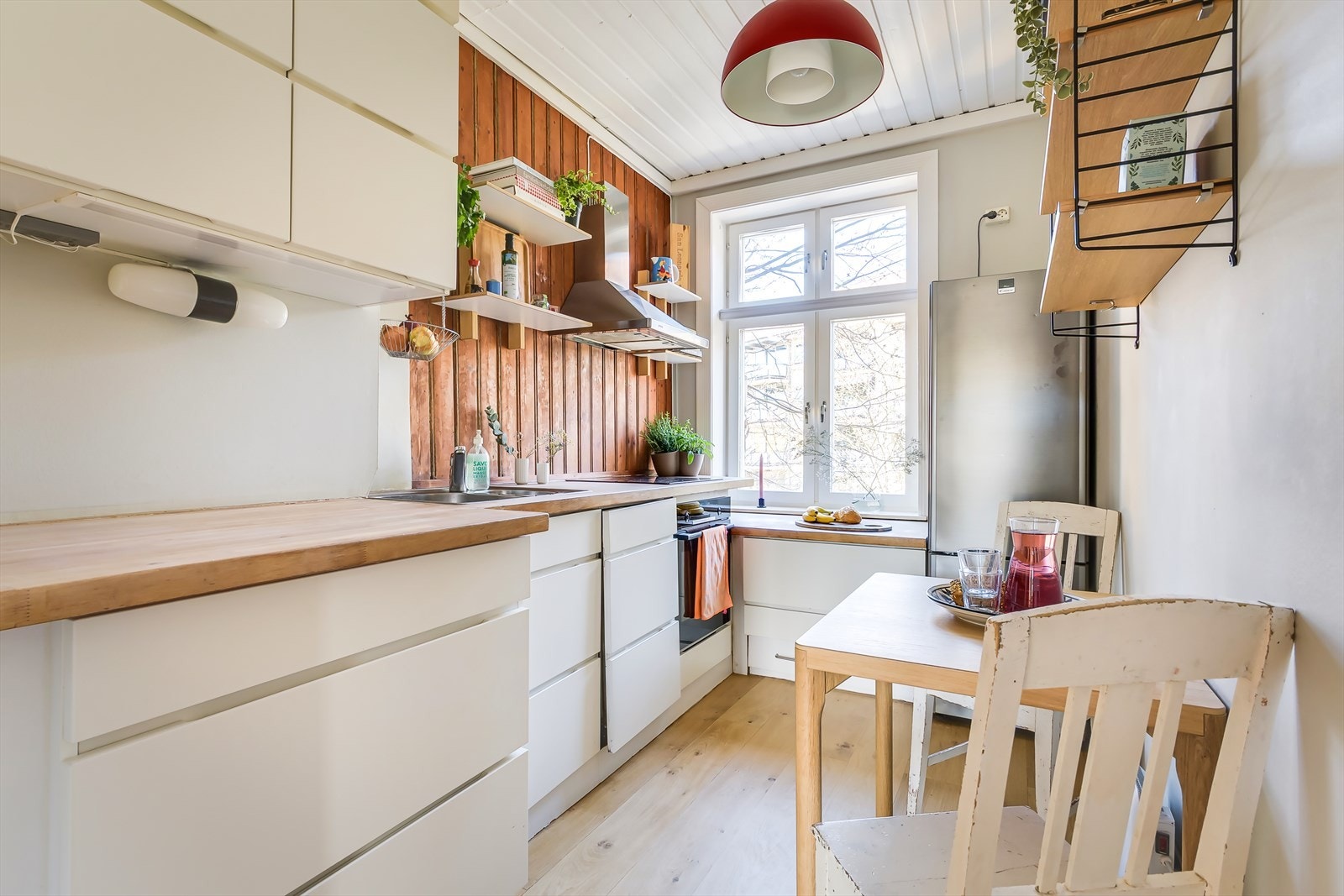 Kjøkkeninnredningen har glatte, folierte fronter med heltre benkeplate. Integrert komfyr med keramisk platetopp og oppvaskemaskin. Frittstående kjøl/frys (2012). Galleribilde