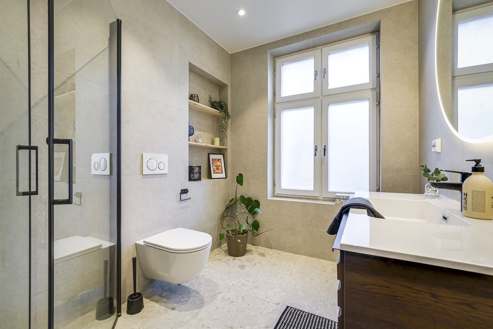 Lekker utføresle med flislagte overflater på vegger og i gulv samt moderne innredning. Galleribilde